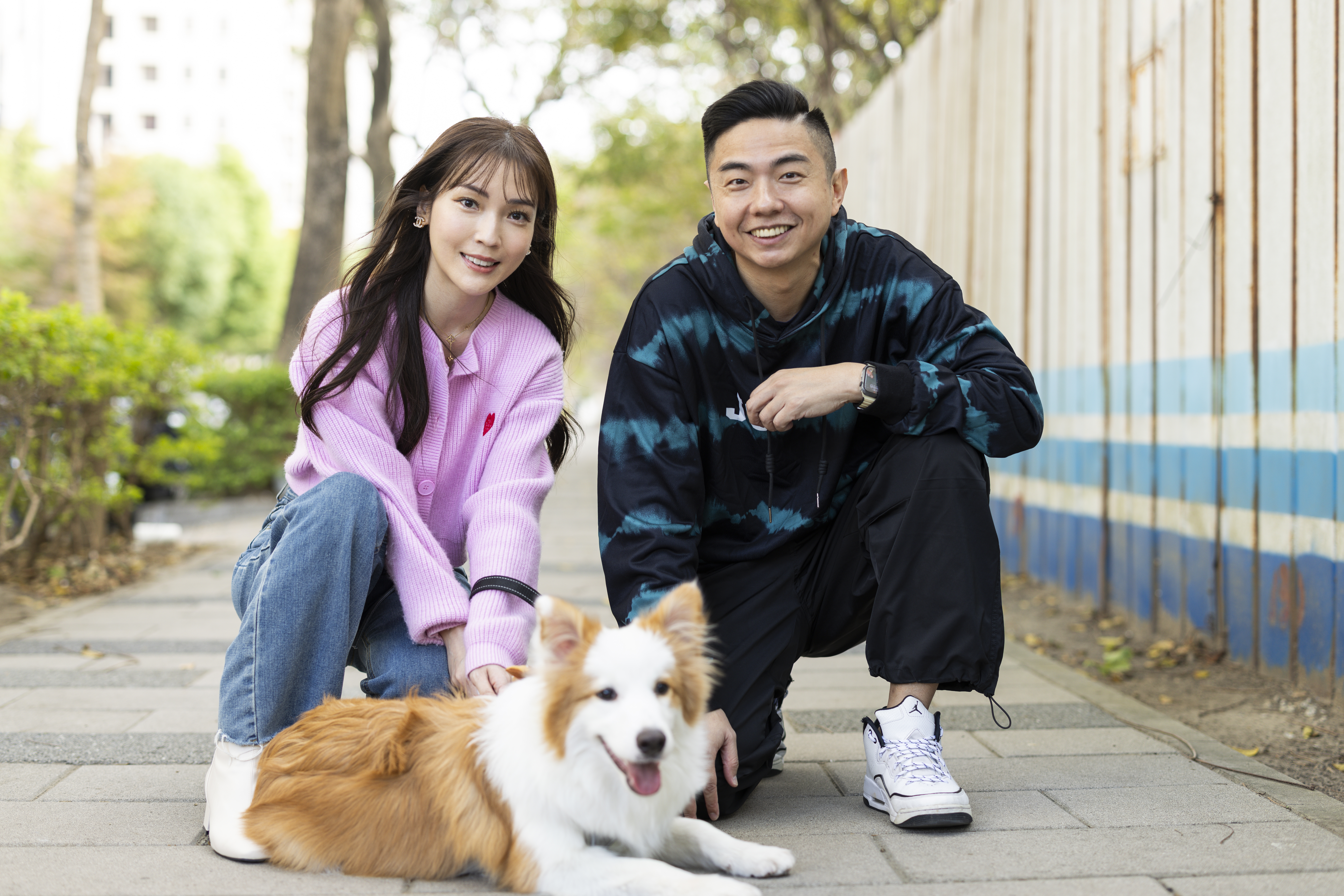 竹科美女工程師甄詒（左）為愛犬拿鐵外出狀況多而苦惱，希望熊爸（右）能幫忙解決。