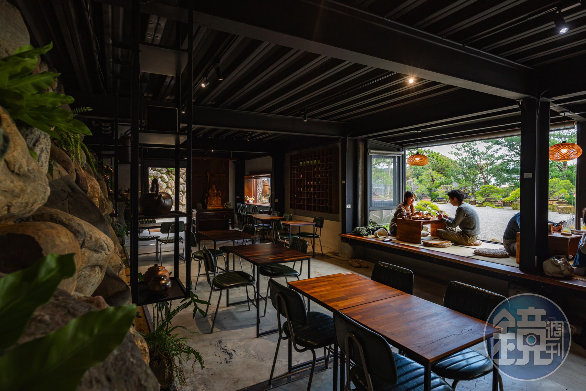 「C3 café」座位區的空間設計融合窗外景色，給人樸實舒適的感受。