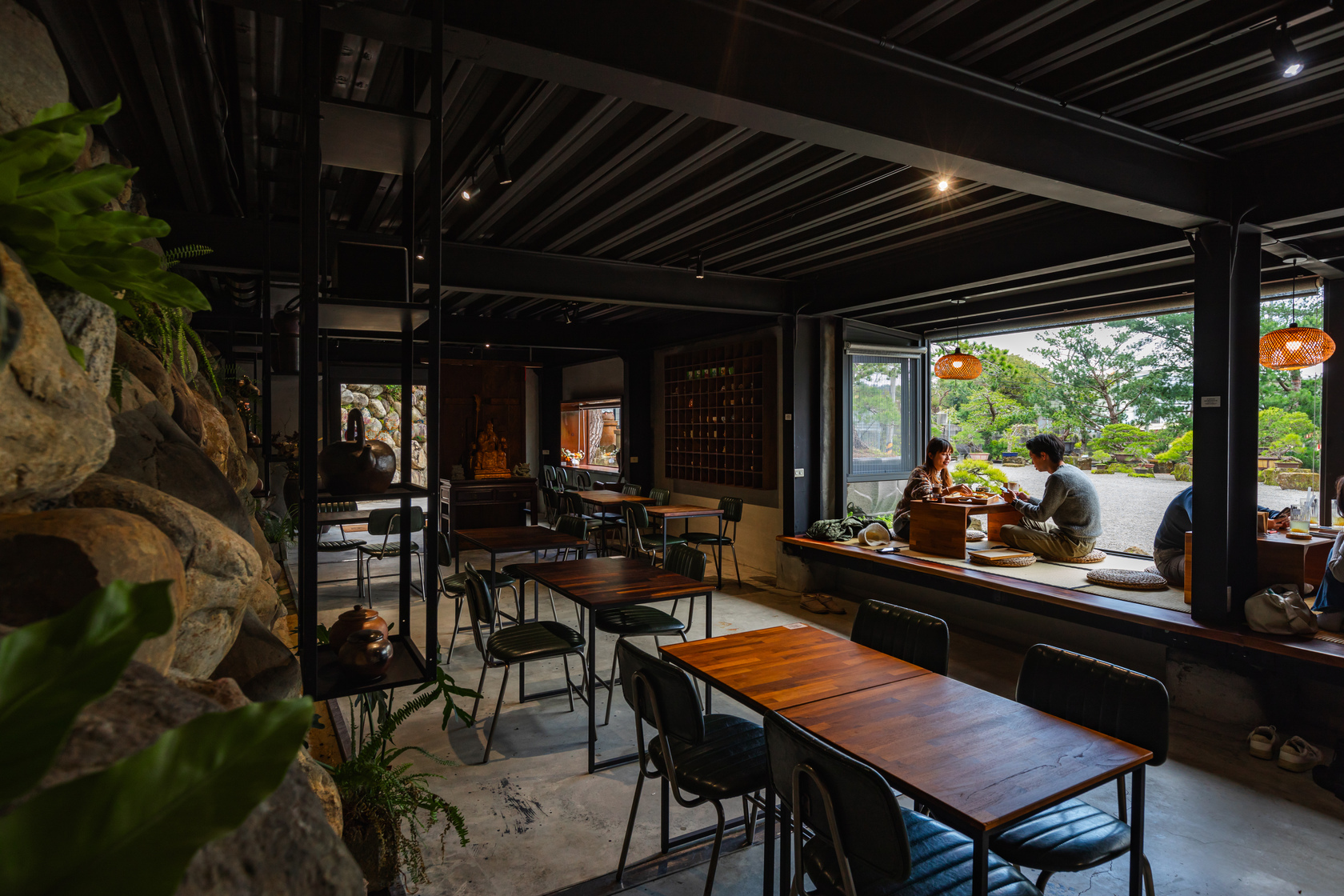 「C3 café」座位區的空間設計融合窗外景色,給人樸實舒適的感受。
