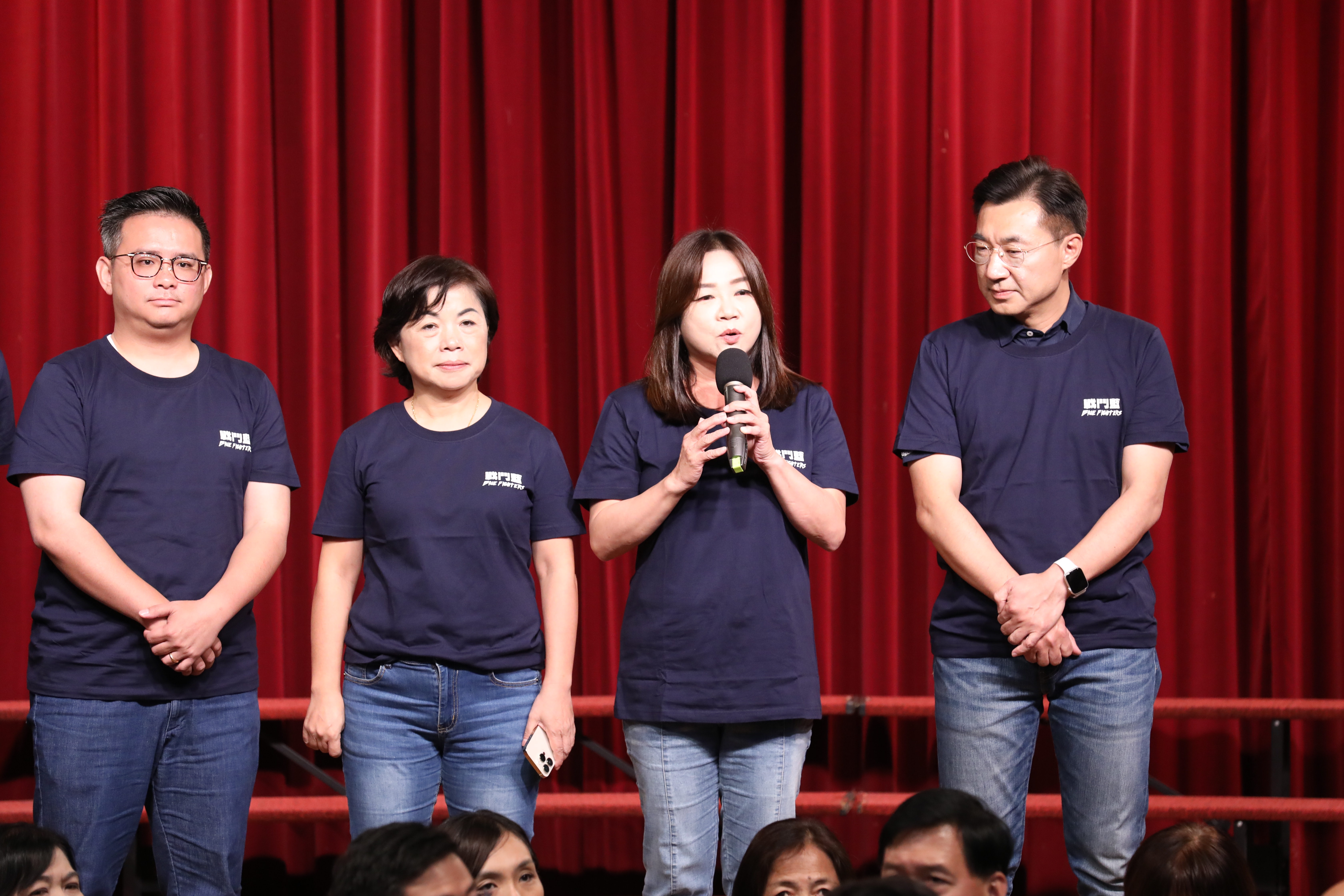 馬文君上午出席戰鬥藍記者會，被大批媒體追問在祕密會議中「是否有講PHS？」