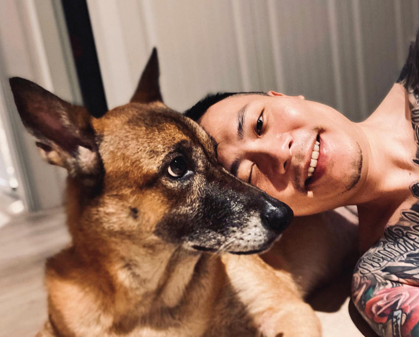 蕭秉治的愛犬糕妹現在7歲，給他很多心靈力量。（翻攝自蕭秉治臉書）