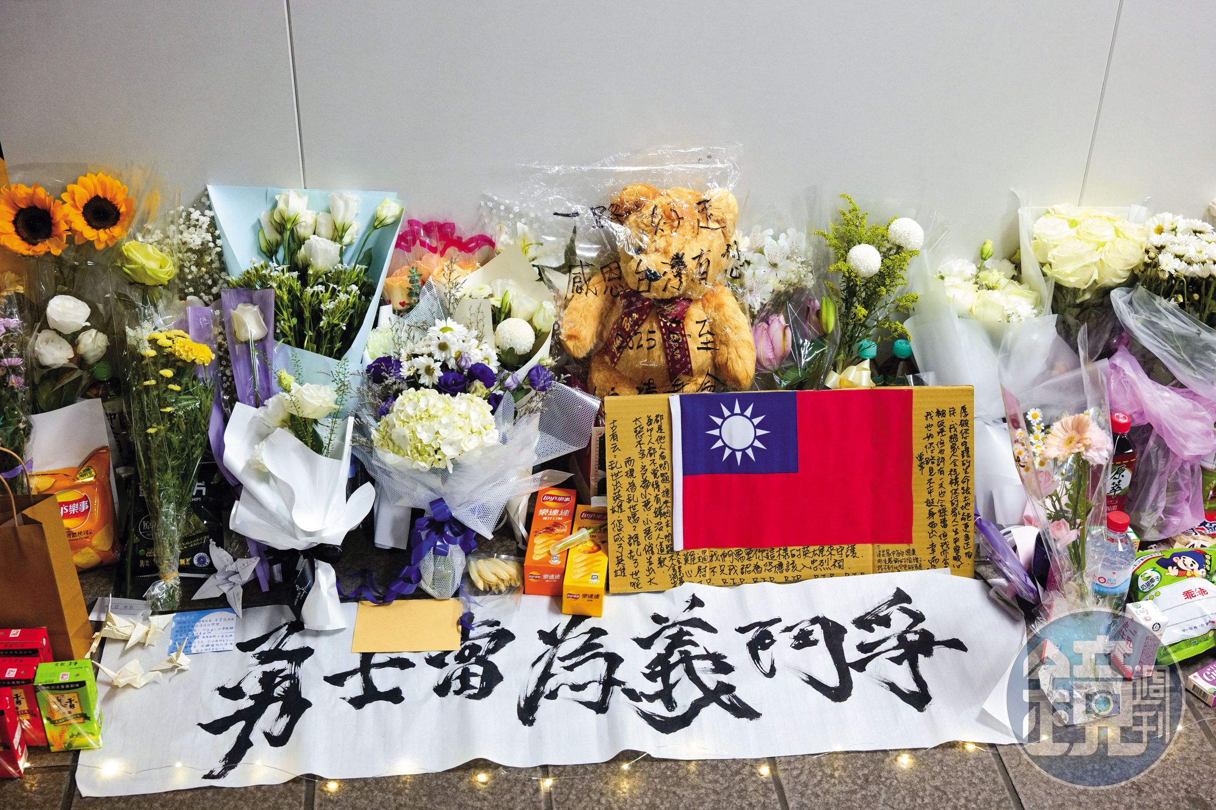 余家昶因阻止張文，不幸遇刺身亡，民眾自發到案發地點獻花、悼念義行。