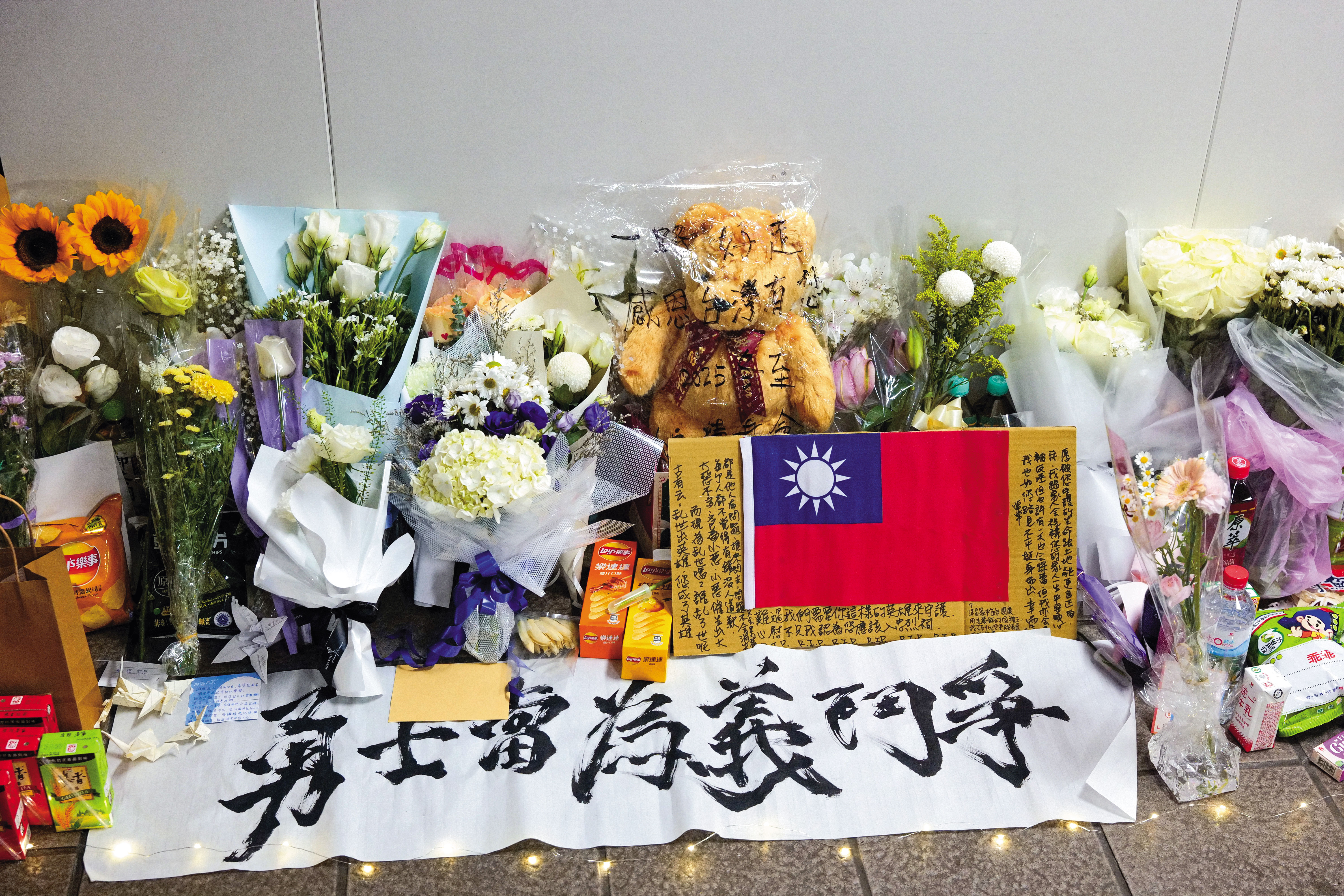 余家昶因阻止張文，不幸遇刺身亡，民眾自發到案發地點獻花、悼念義行。