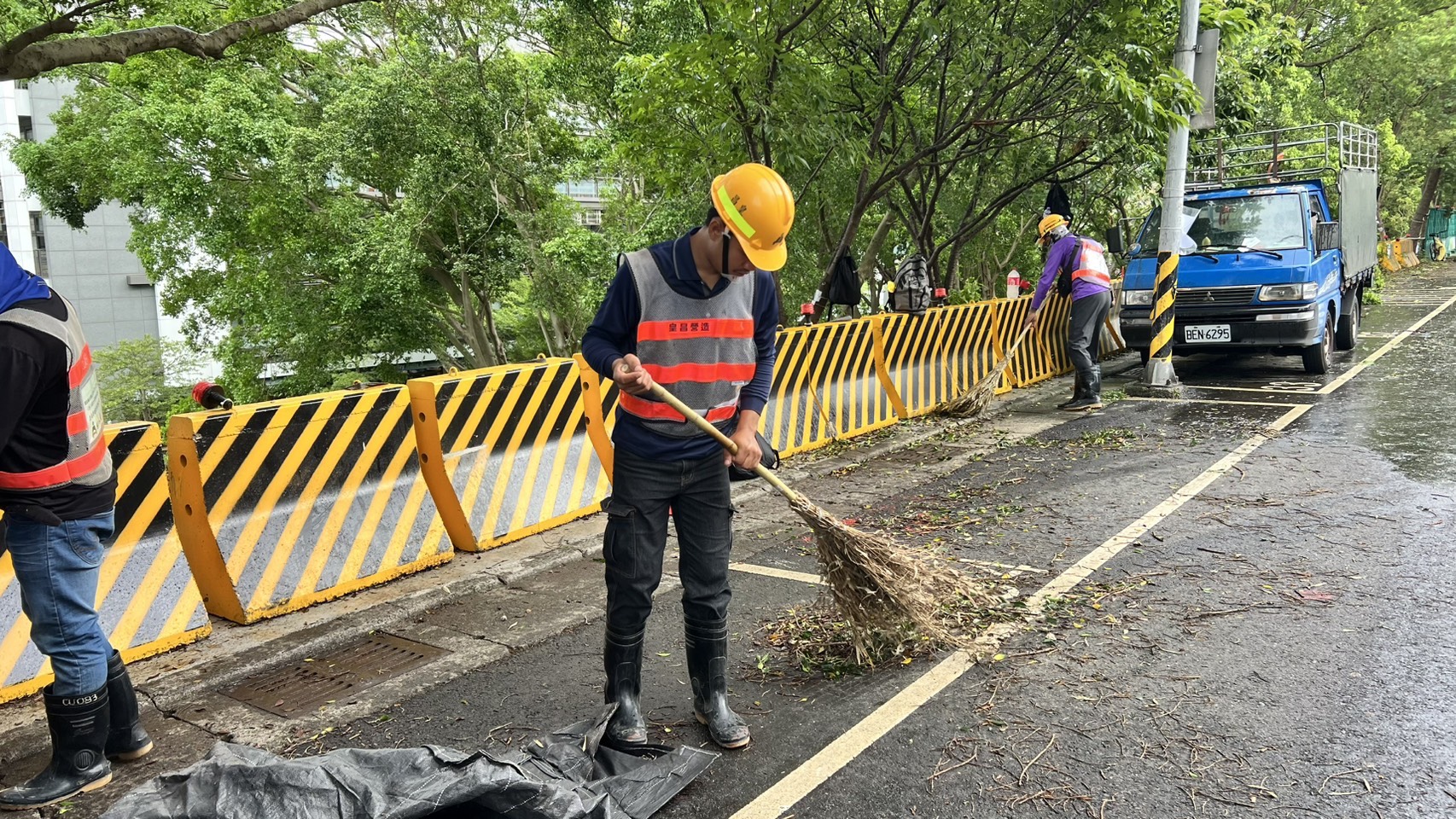 皇昌營造協助內湖瑞光公園周邊清掃。(翻攝畫面)