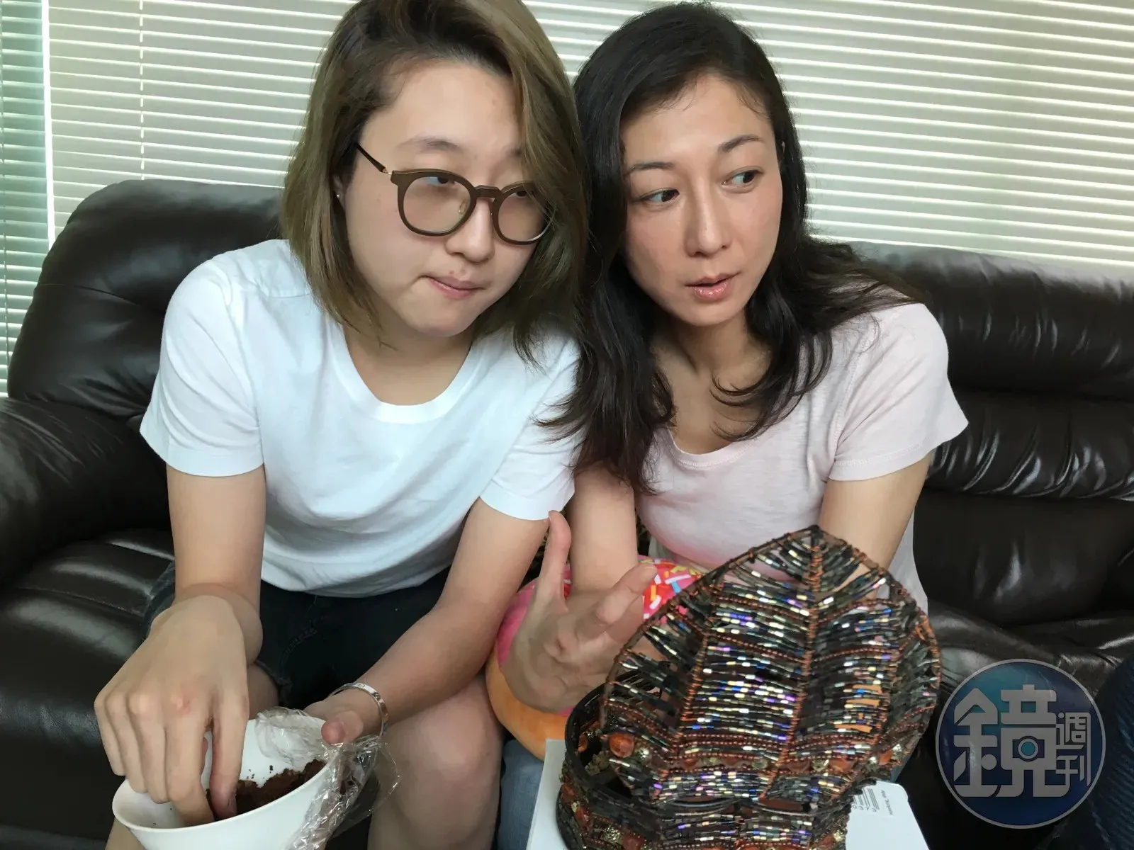吳綺莉雖獨力撫養女兒吳卓林長大，但兩人關係長期緊張，吳綺莉對吳卓林脫序行為亦感頭痛，所幸如今已破冰和好。（吳綺莉微博）