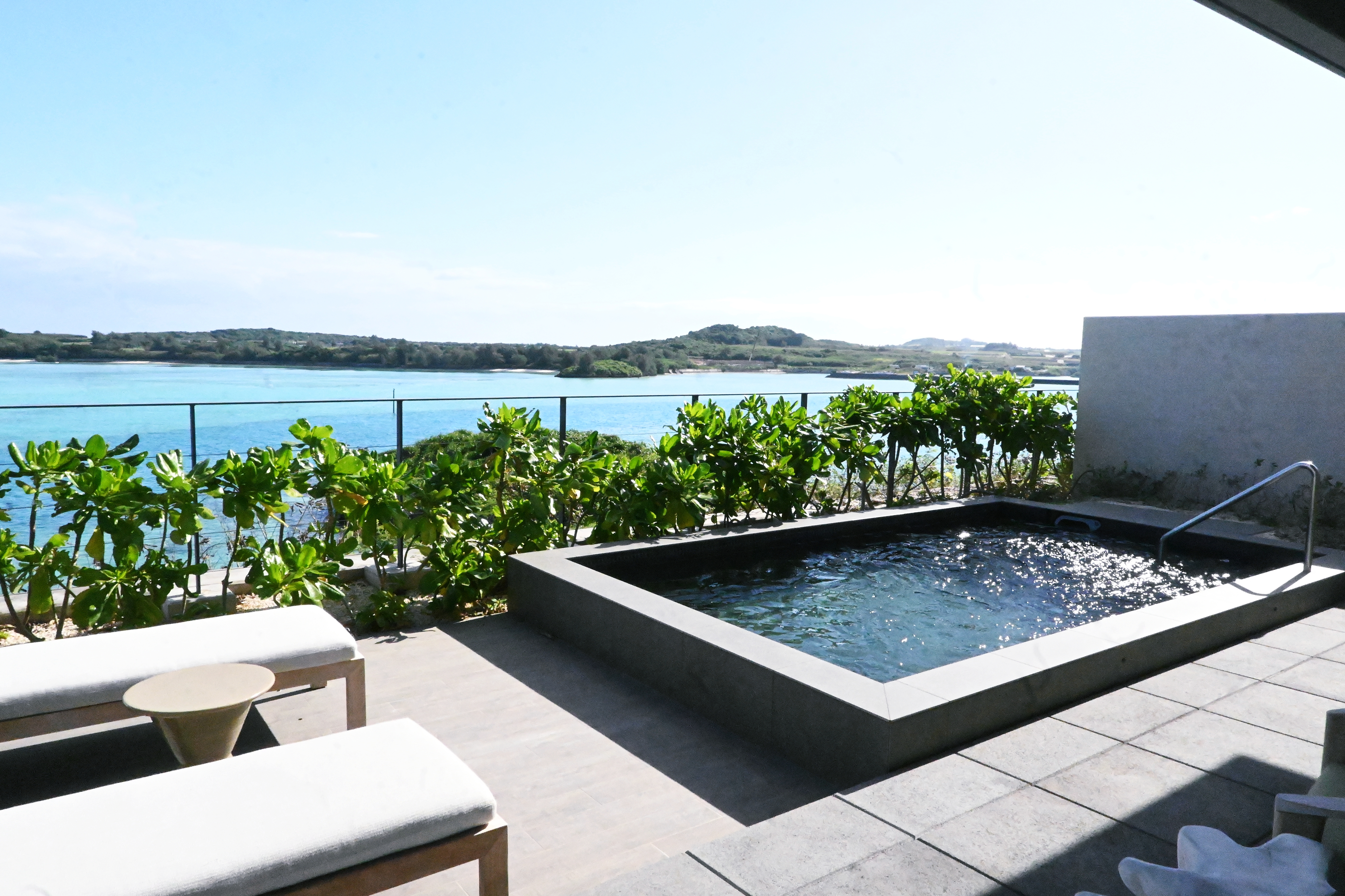 房型「Oceanview Villa King」60平方公尺，配有迷你吧、戶外露台與私人泳池。