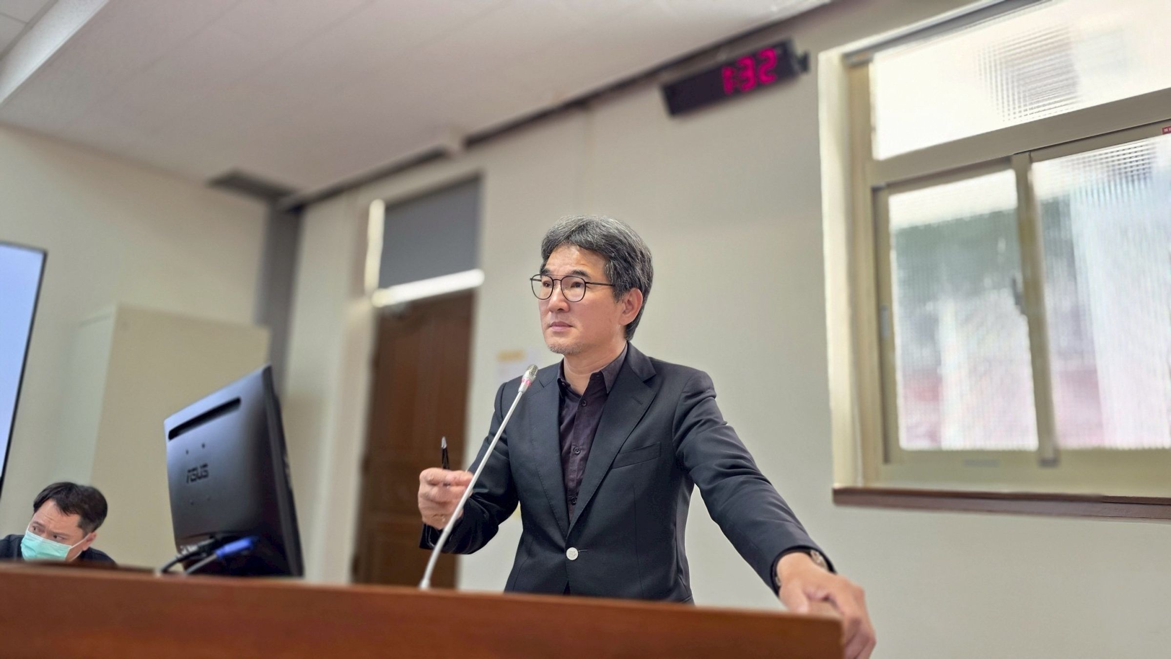 劉建國在立法院經濟委員會質詢農業部,推動「農業天然災害救助辦法」修法。(劉建國辦公室提供)