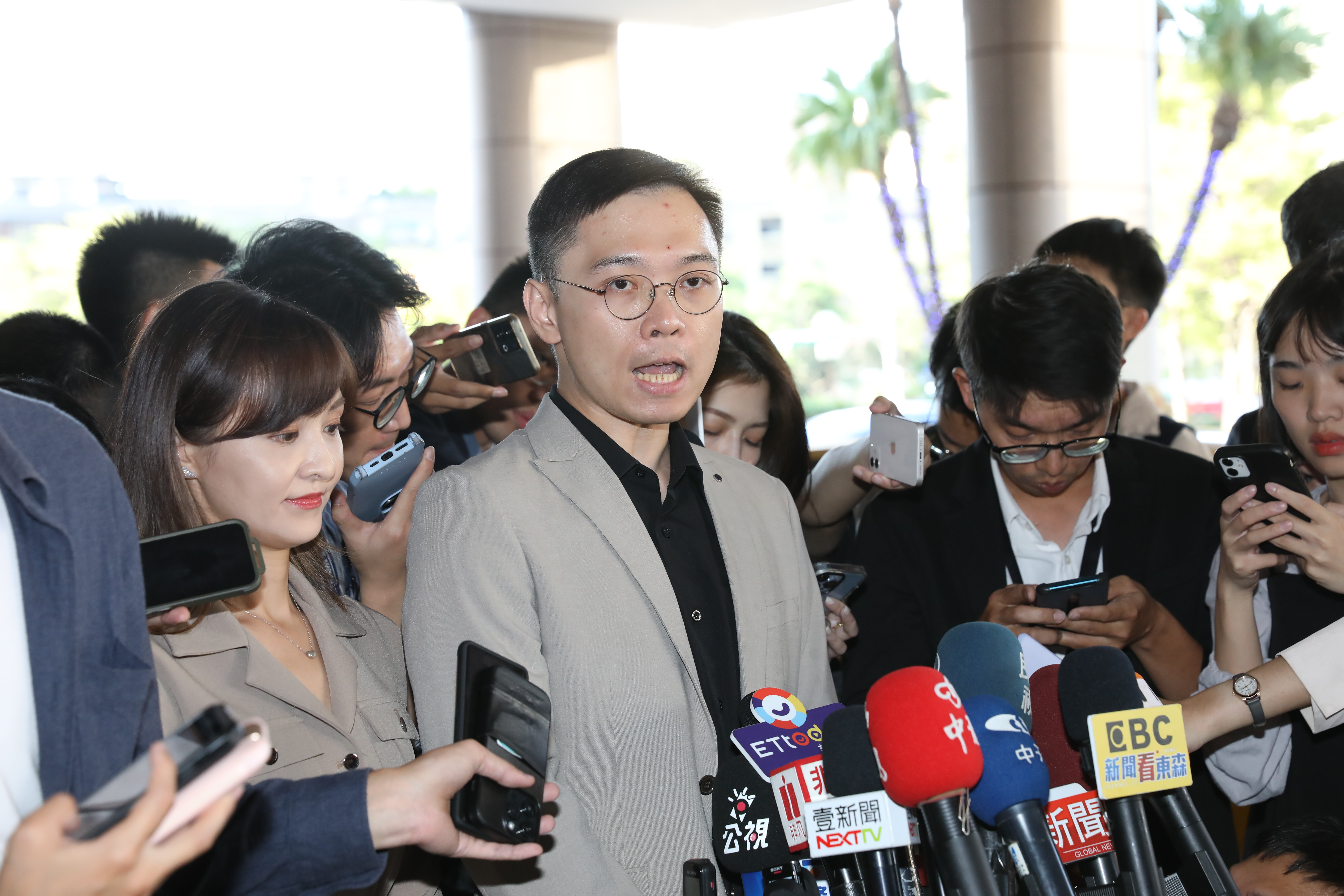 黃士修今在君悅飯店受訪澄清，三方會談是郭柯侯，沒有邀請馬英九。