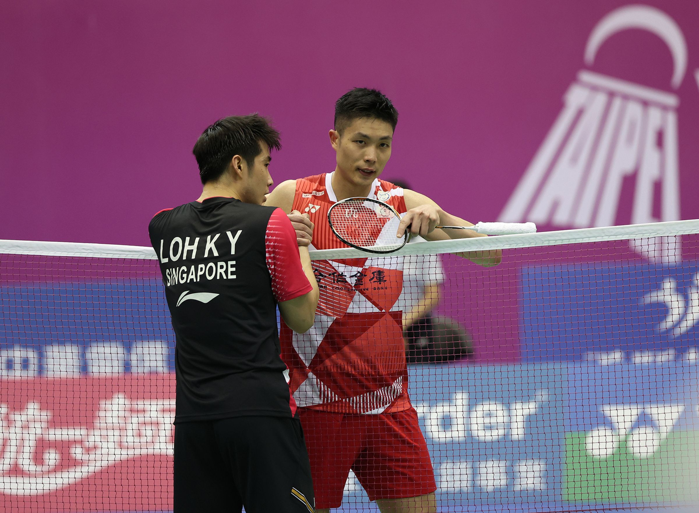 新加坡男單選手／駱建佑（左）、台灣一哥／周天成（右）場上交鋒，精彩對決。