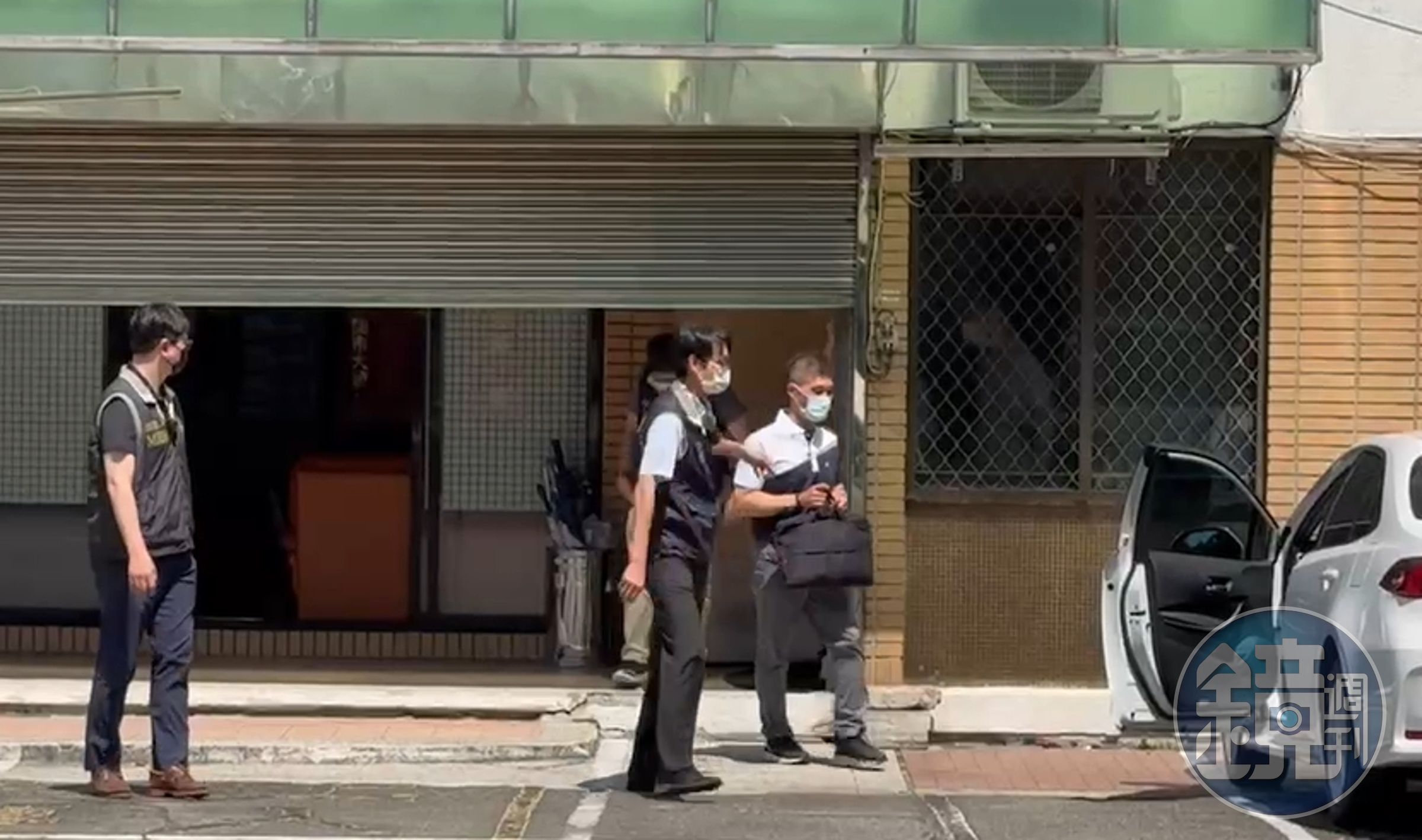 台中市調查站將2總幹事帶回偵訊 。圖白衣為楊大緯。