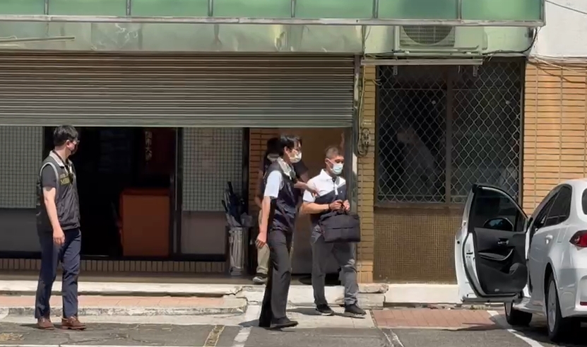 台中市調查站將2總幹事帶回偵訊 。圖白衣為楊大緯。