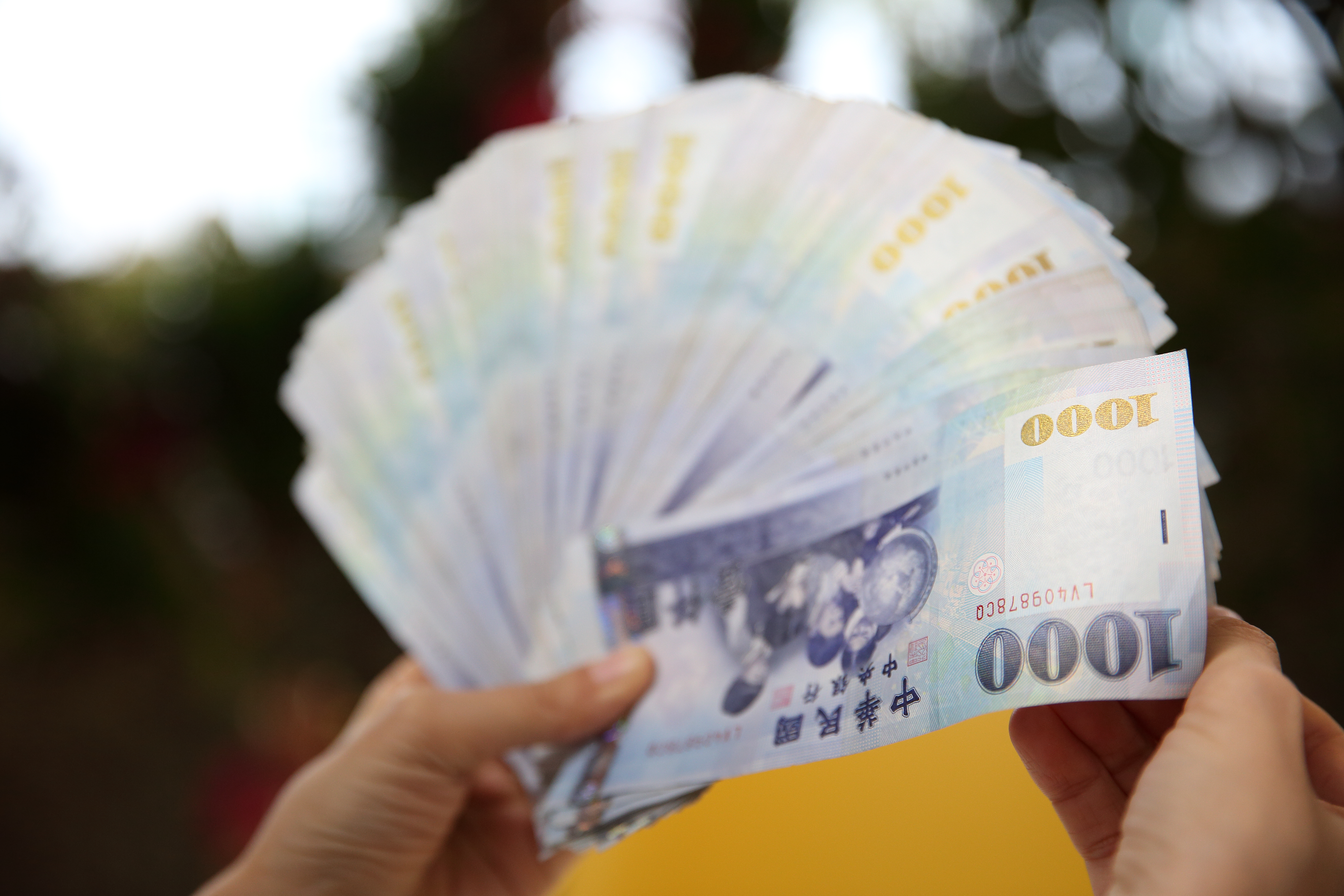 政院規劃普發現金1萬元的5種領取管道，釋昭慧發起拒領行動，盼設立回捐國庫的選項。（示意圖，資料照）