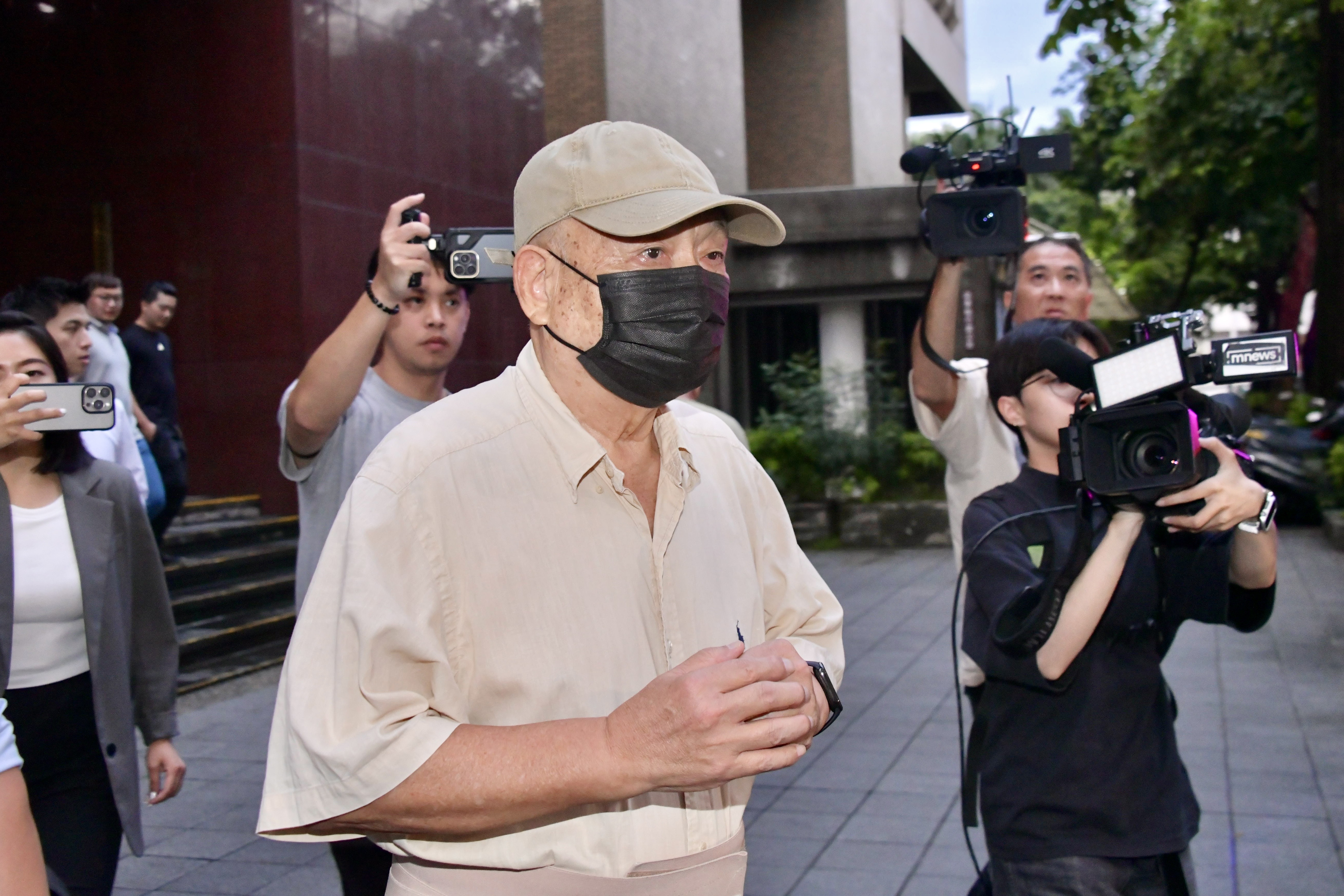 朱亞虎曾任北市府兵役局長，後於威京集團子公司鼎越開發擔任董事長。