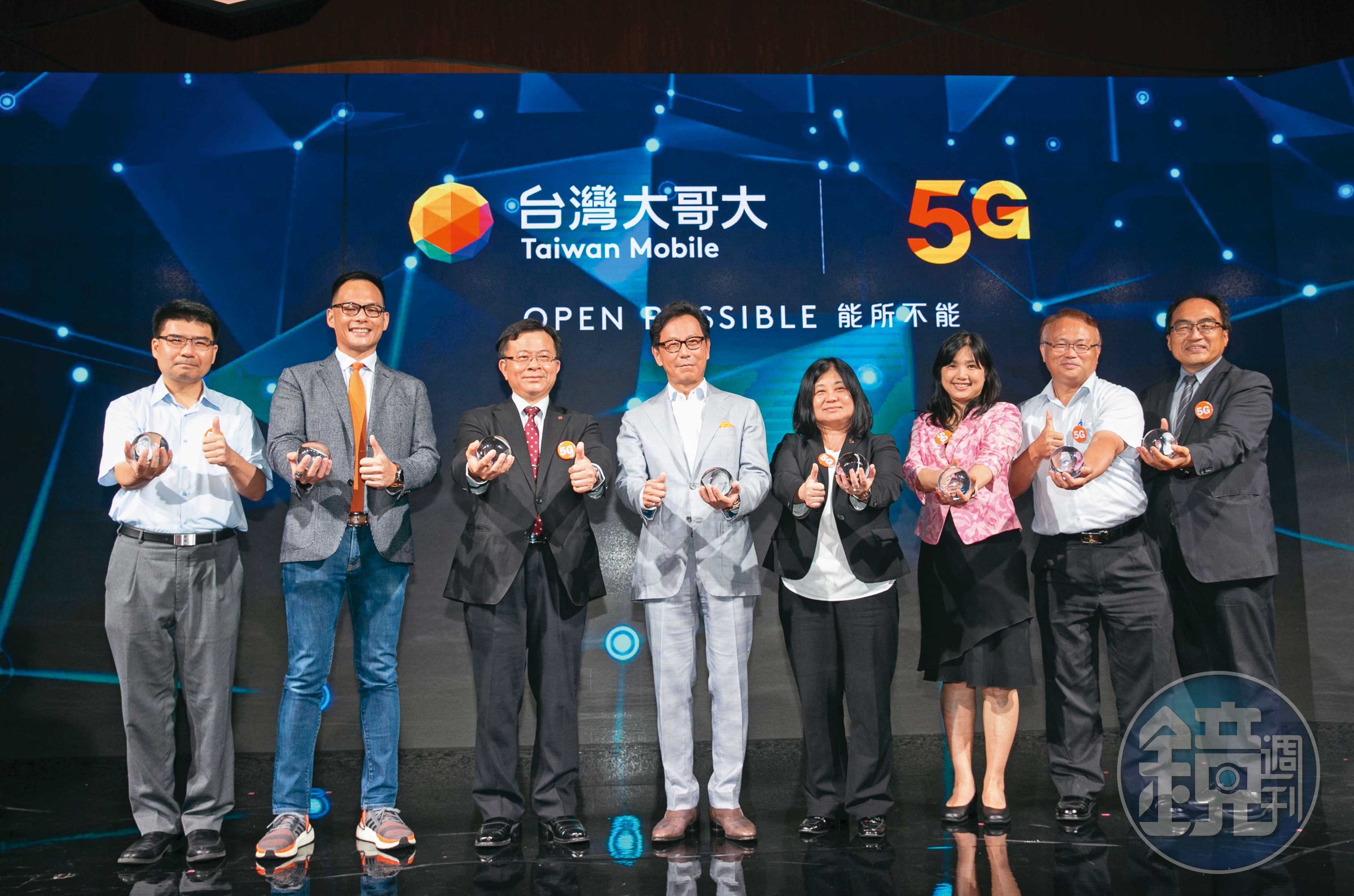 台灣大董事長蔡明忠（左4）找來當年還是電信小白兔的台灣大總經理林之晨（左2），操刀「超5G策略」。