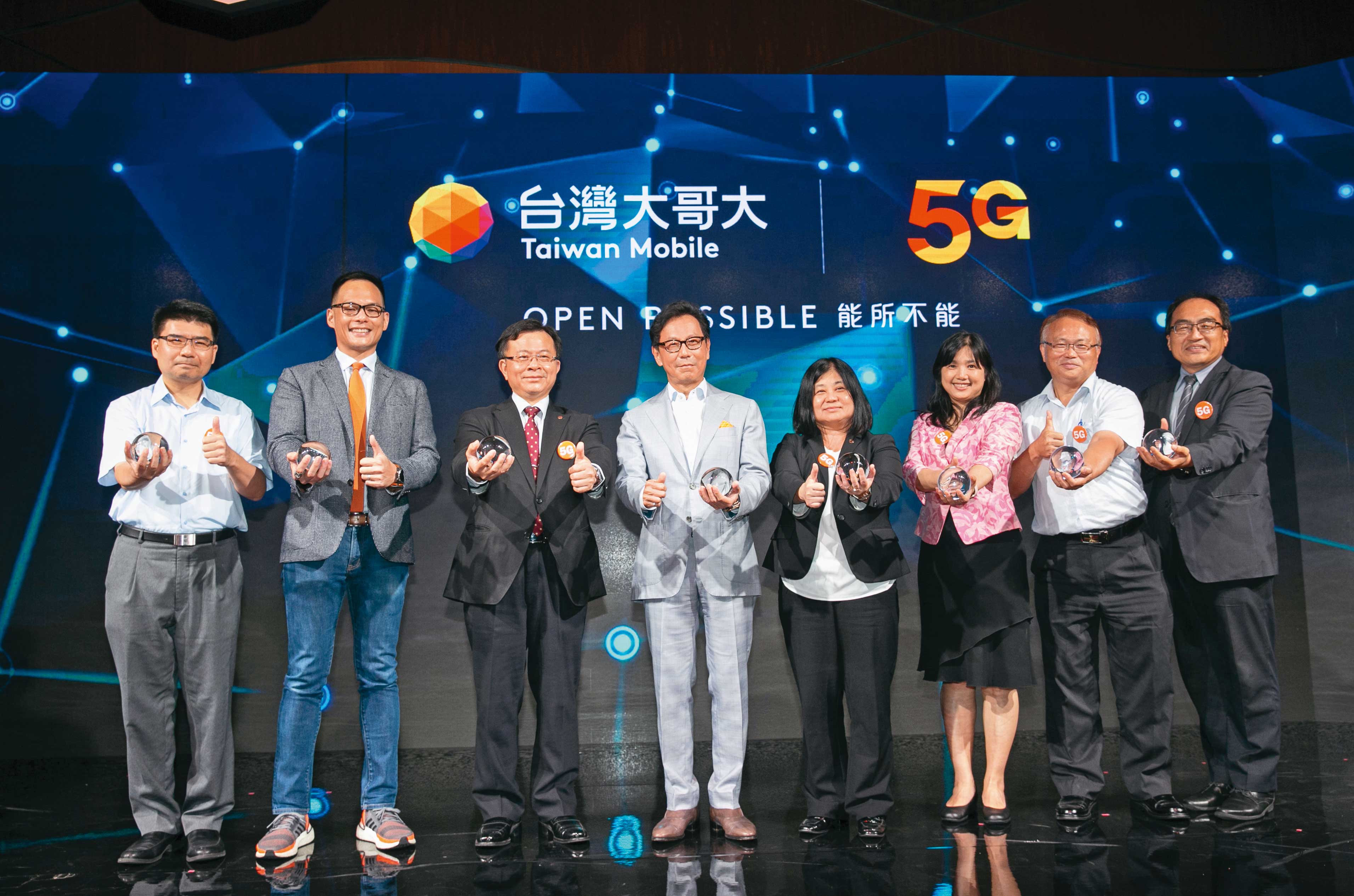 台灣大董事長蔡明忠(左4)找來當年還是電信小白兔的台灣大總經理林之晨(左2),操刀「超5G策略」。