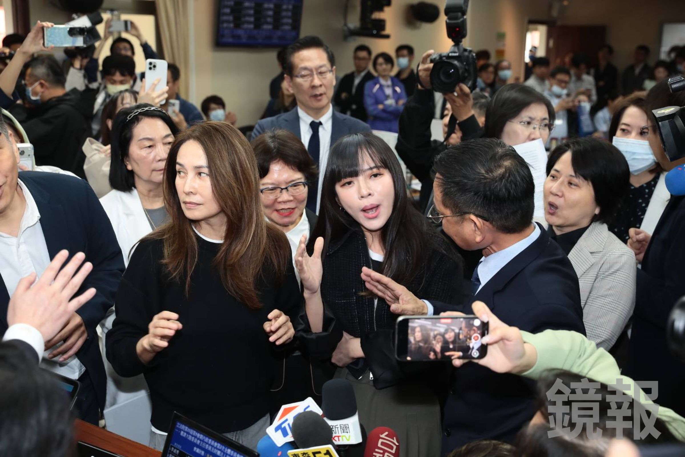綠委痛批民眾黨此舉是合法掩護非法,在野立委則護航強調法規沒有禁止聯合質詢。(鏡報林煒凱)
