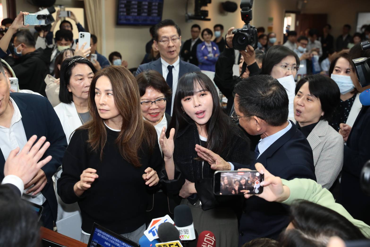 綠委痛批民眾黨此舉是合法掩護非法,在野立委則護航強調法規沒有禁止聯合質詢。(鏡報林煒凱)
