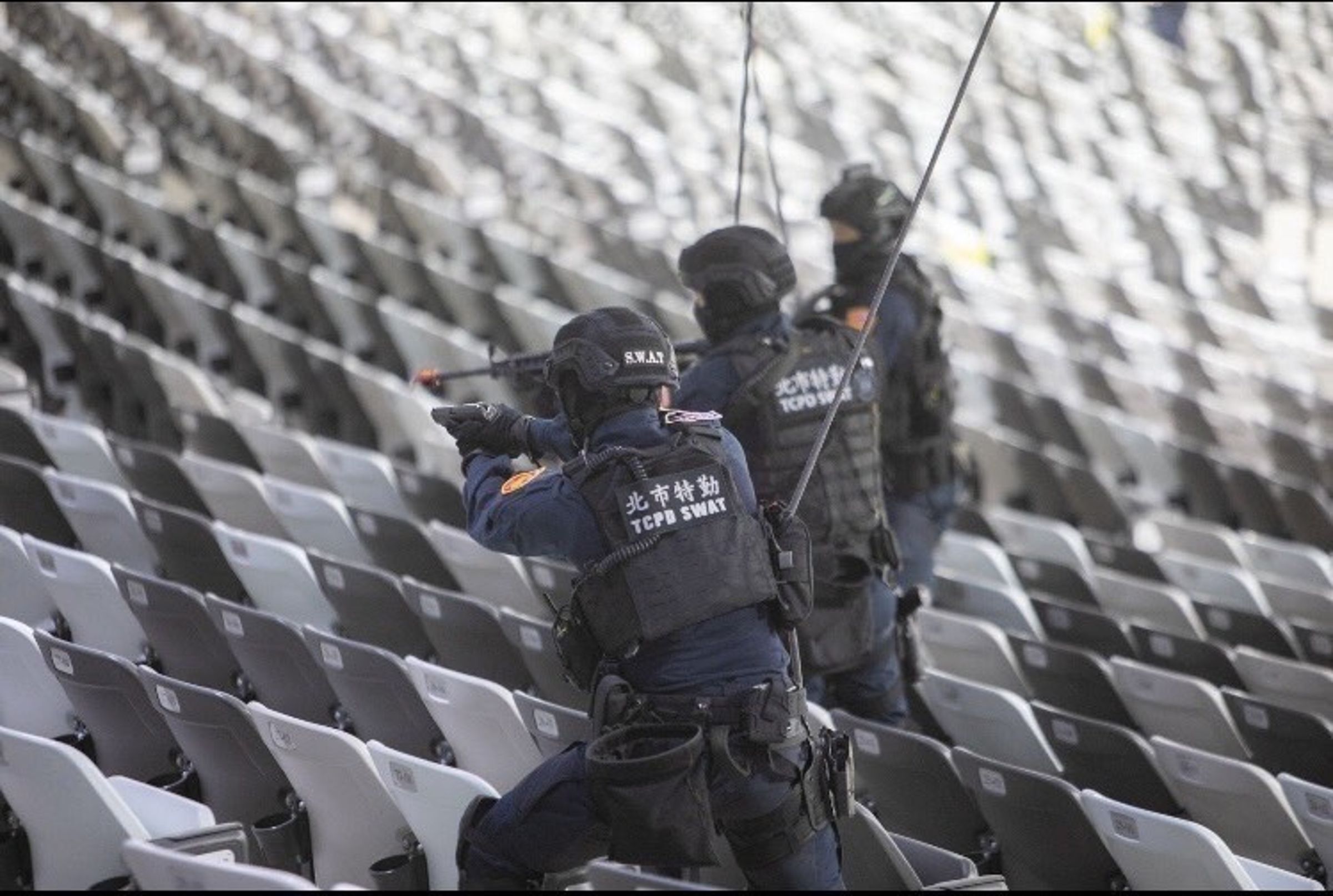 北市警局在大巨蛋測試賽登場前模擬恐攻事件應變,由刑大特勤中隊進行垂降攻堅。(翻攝畫面)