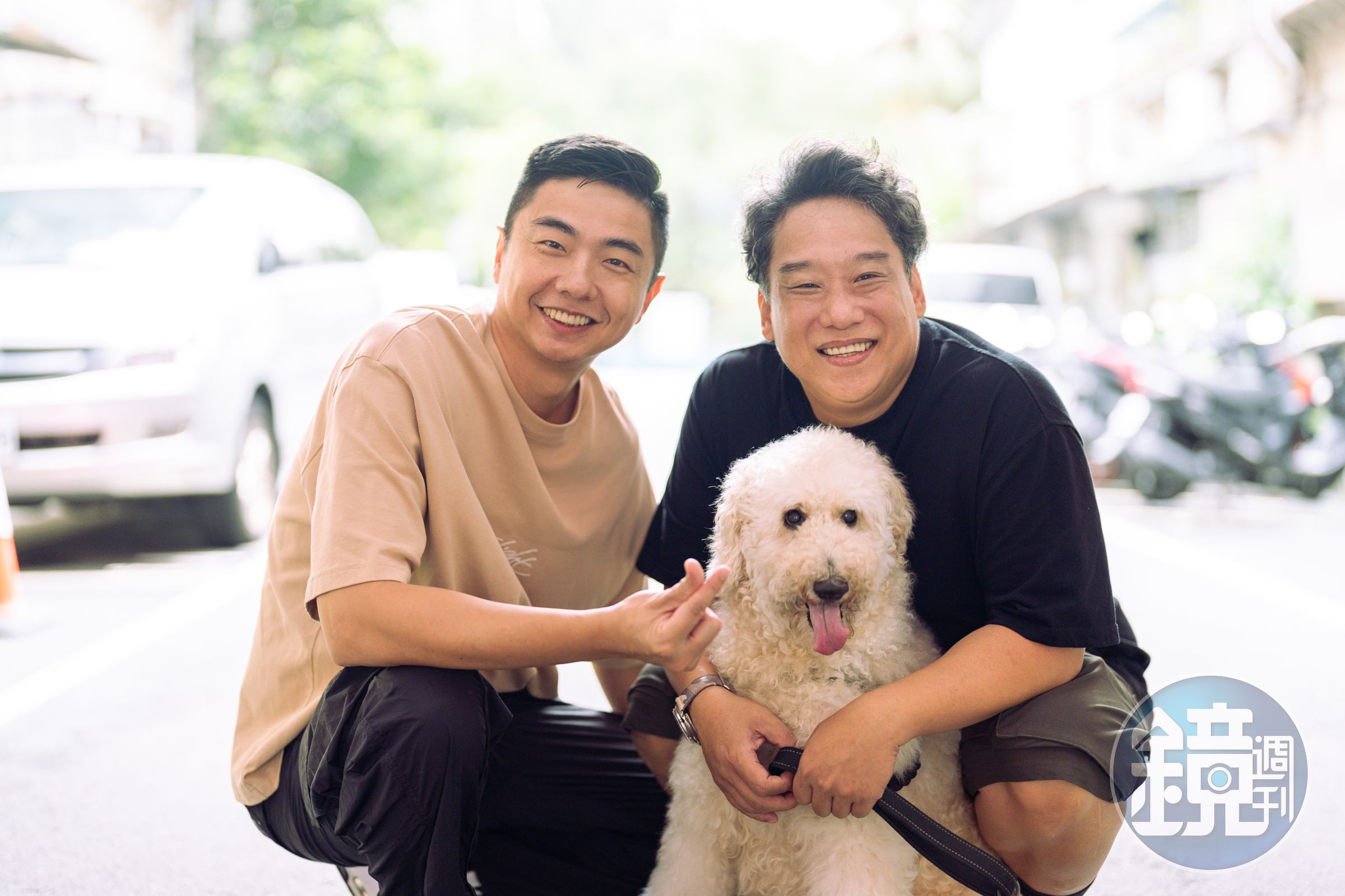 阿龐(右)來找熊爸(左),分享他從死神手中搶回愛犬阿福(中)的故事。