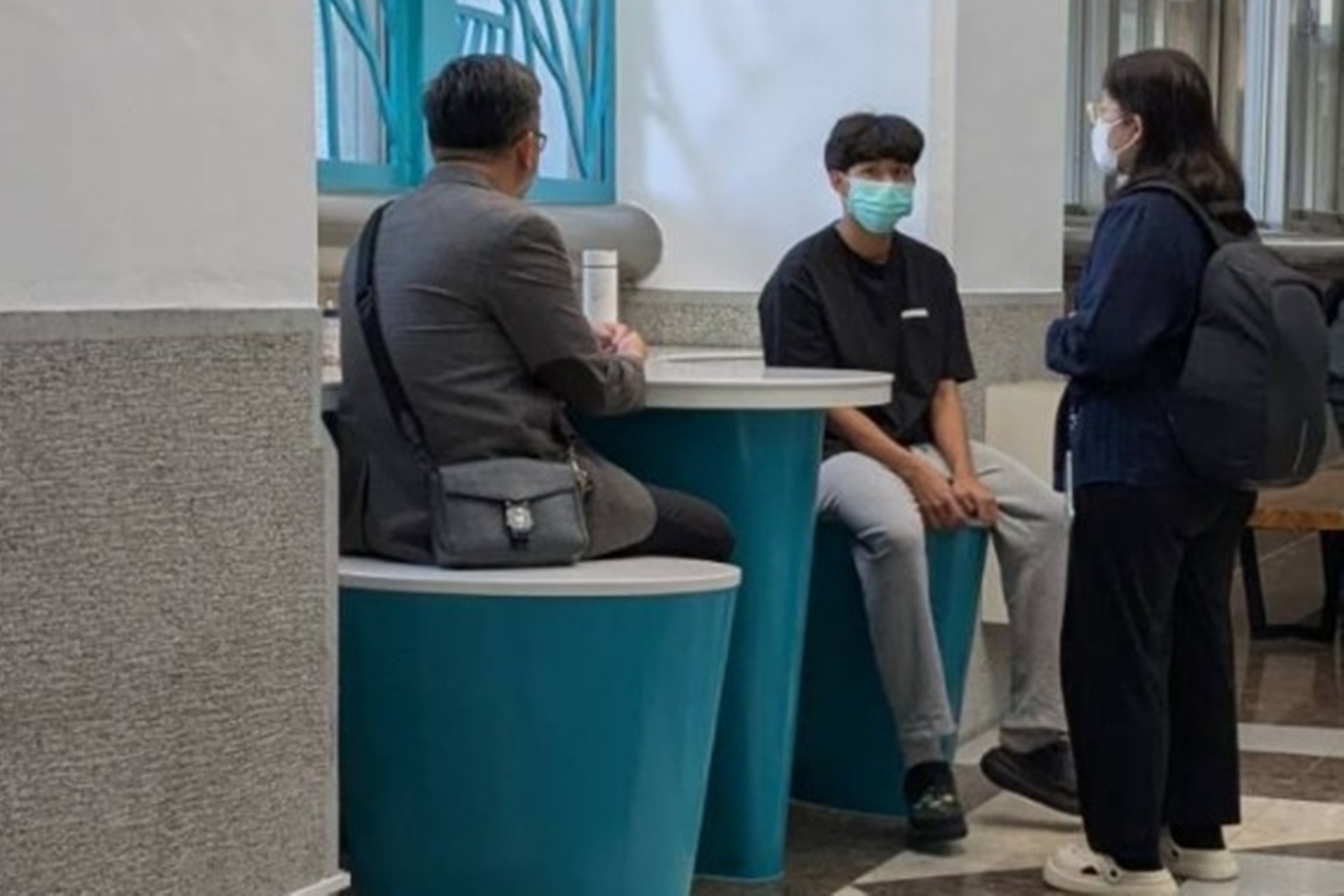 洪嫌母親（右）在庭外祈求原諒，高中生（中）未發語，高中生父親（左）表示兒子成年他自己決定。