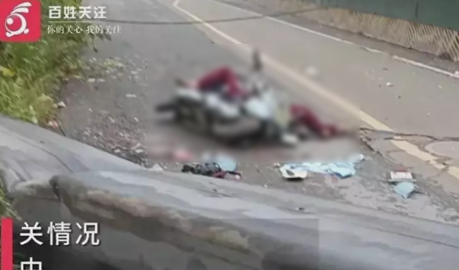 一名機車騎士不幸被砸死。(翻自《網易》)