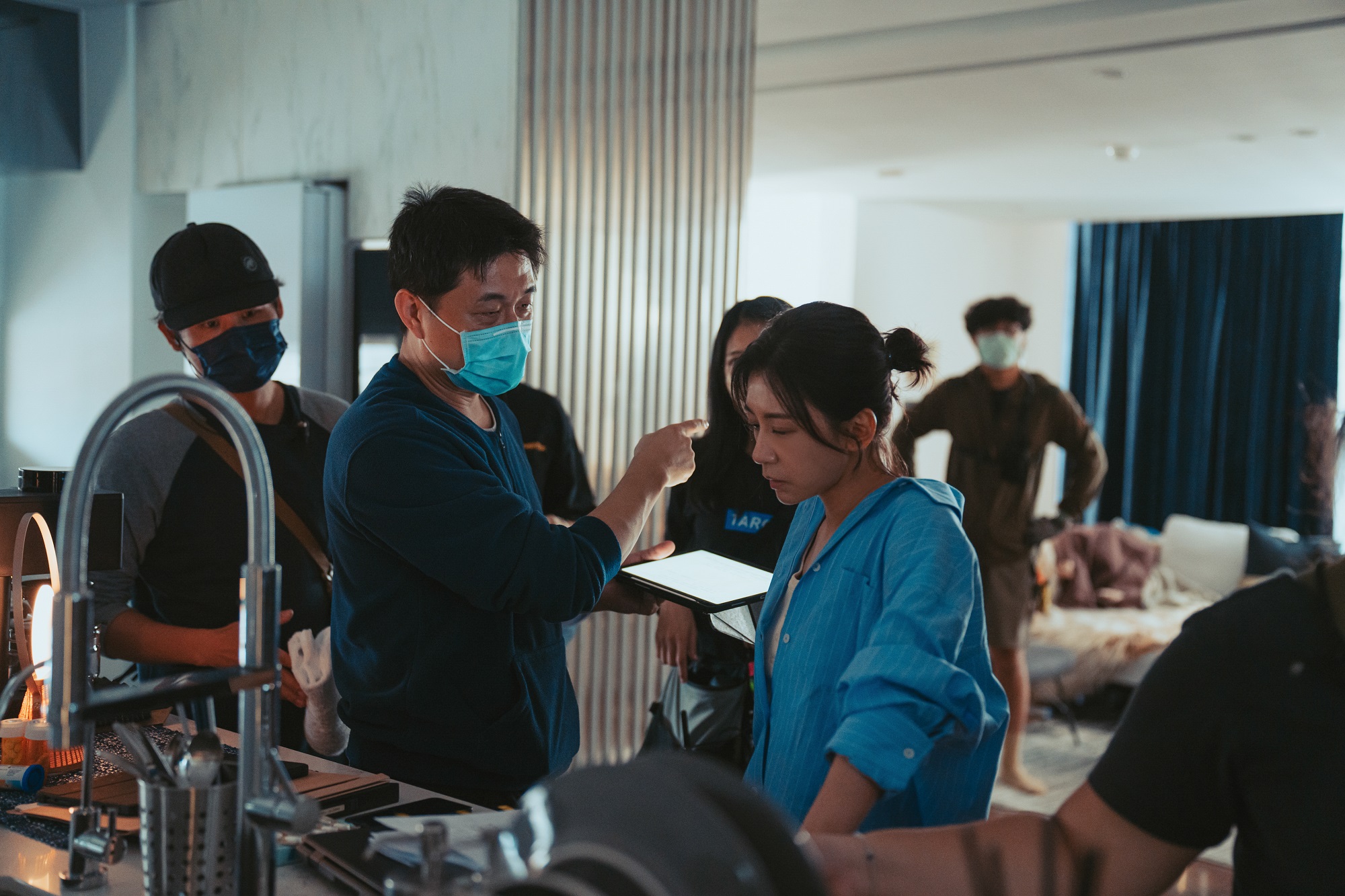 賈靜雯（右一）在總導演連奕琦（左二）執導的〈真實故事改編〉中，與曾敬驊大談姐弟戀。（Netflix提供）