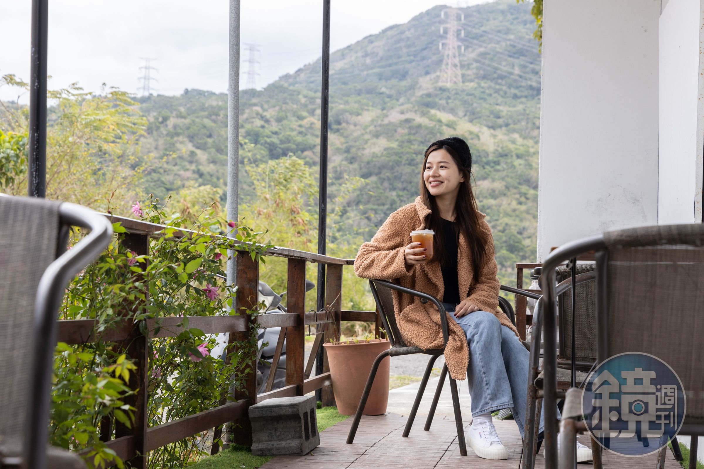 白水玉子戶外用餐區後頭就是一片蒼鬱山頭。