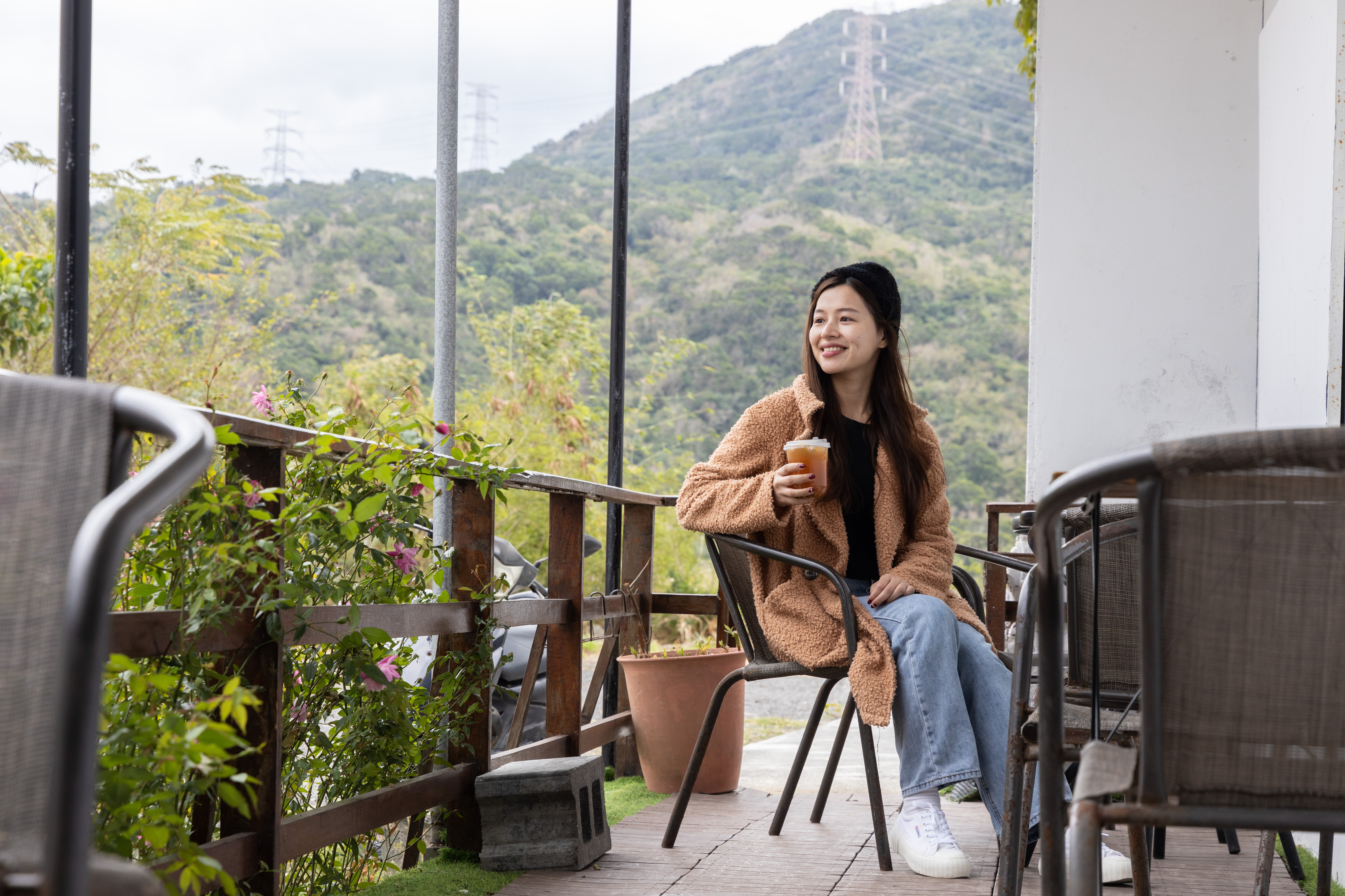 白水玉子戶外用餐區後頭就是一片蒼鬱山頭。