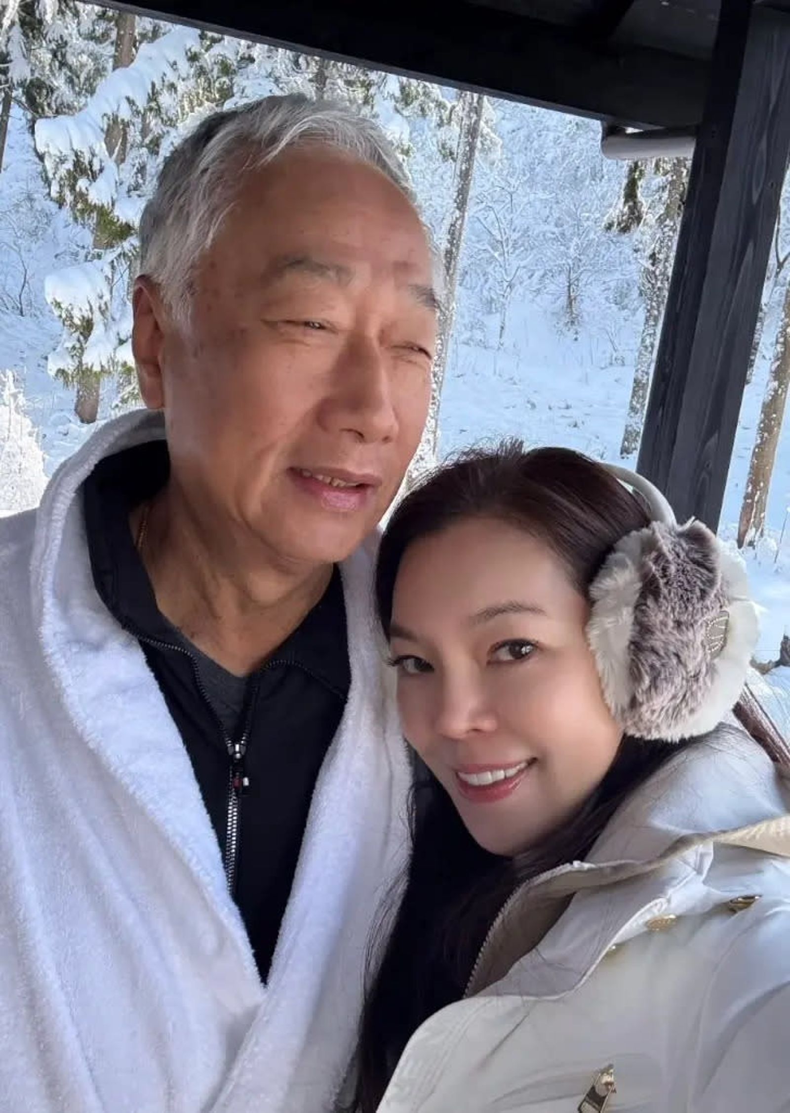 偶爾曾馨瑩會曬郭台銘的恩愛，去年末兩人把握時間，與家人一同前往日本滑雪、旅行。（翻攝自曾馨瑩IG）