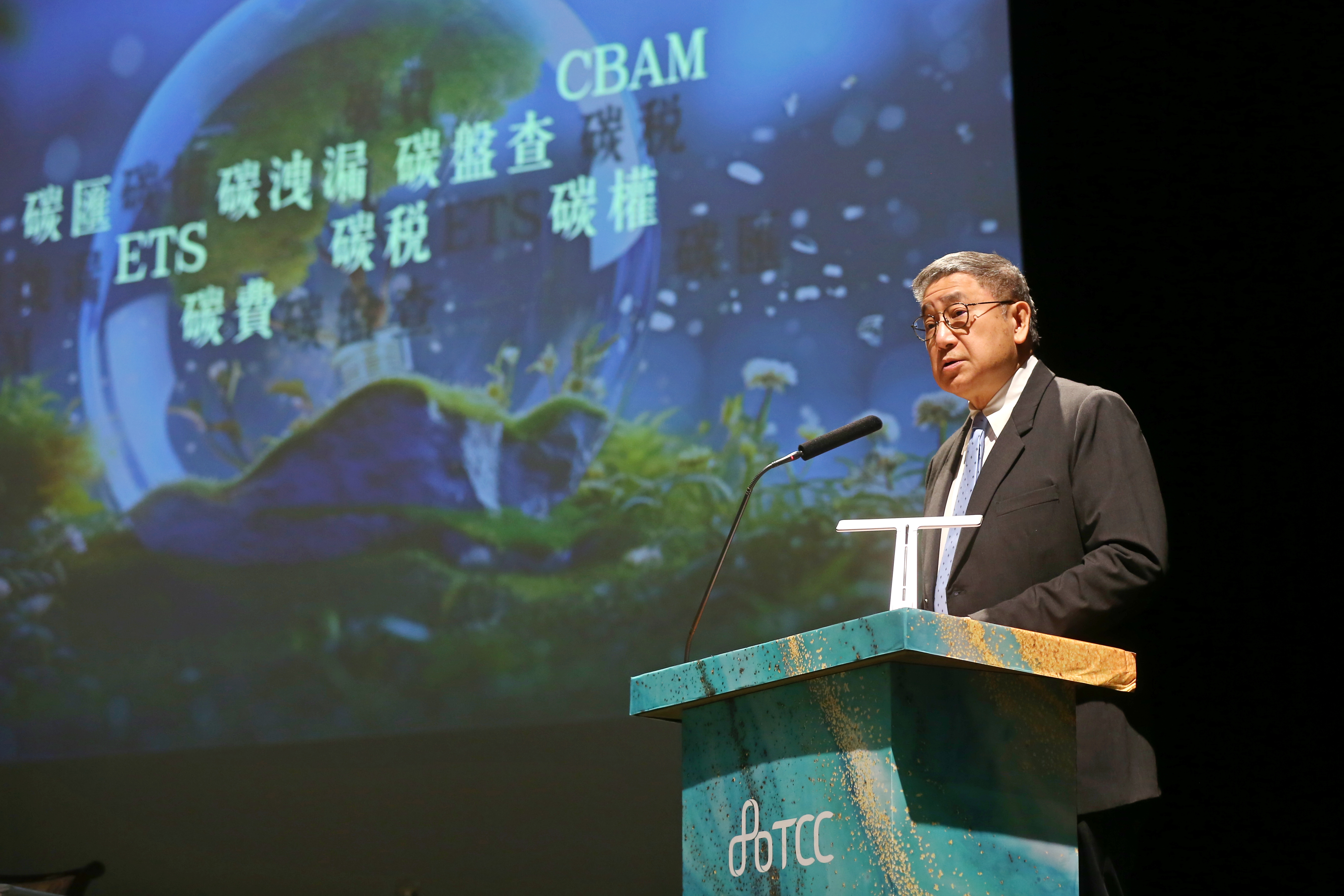 台泥董事長張安平強調，即使是傳統產業，也得做研發才能維持長期競爭力，因此希望股東投資台泥除了在乎最大利益，也要把企業永續經營的價值考量入內。