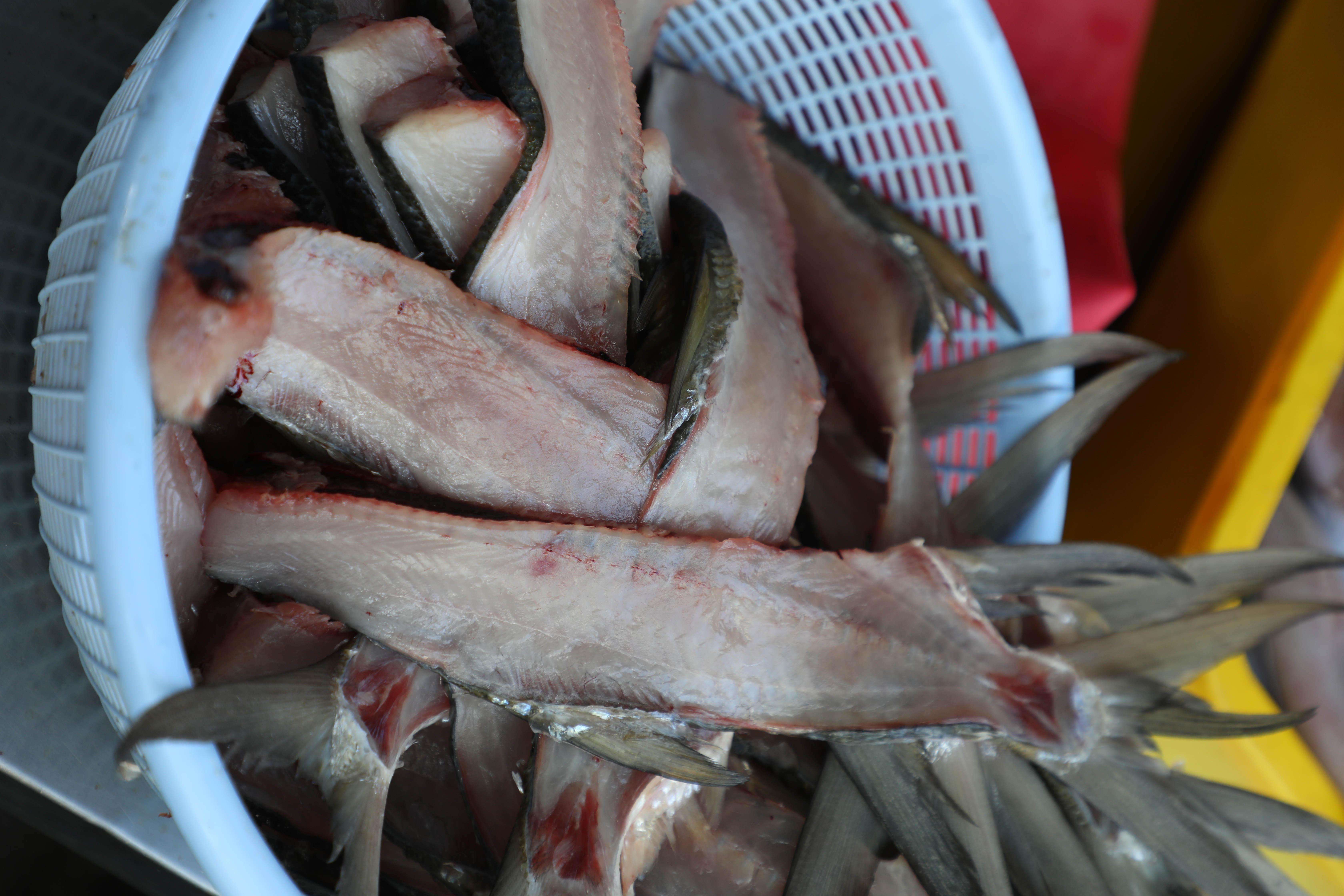 現殺虱目魚留下的魚背骨也沒被浪費,又成了另一道好菜。
