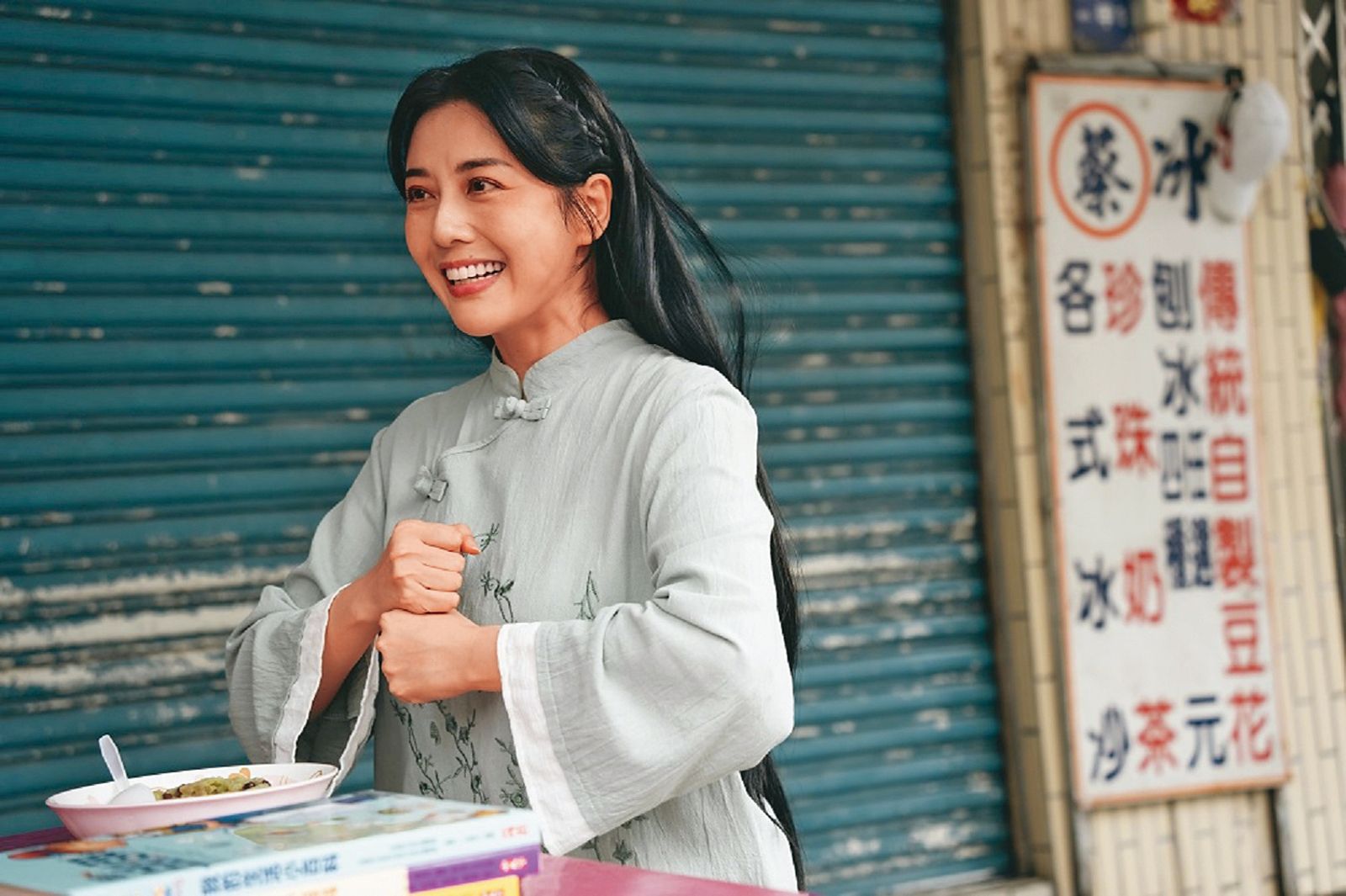韓瑜在新戲《阿松與阿暖》飾演自明朝穿越到現代的女子。(民視提供)