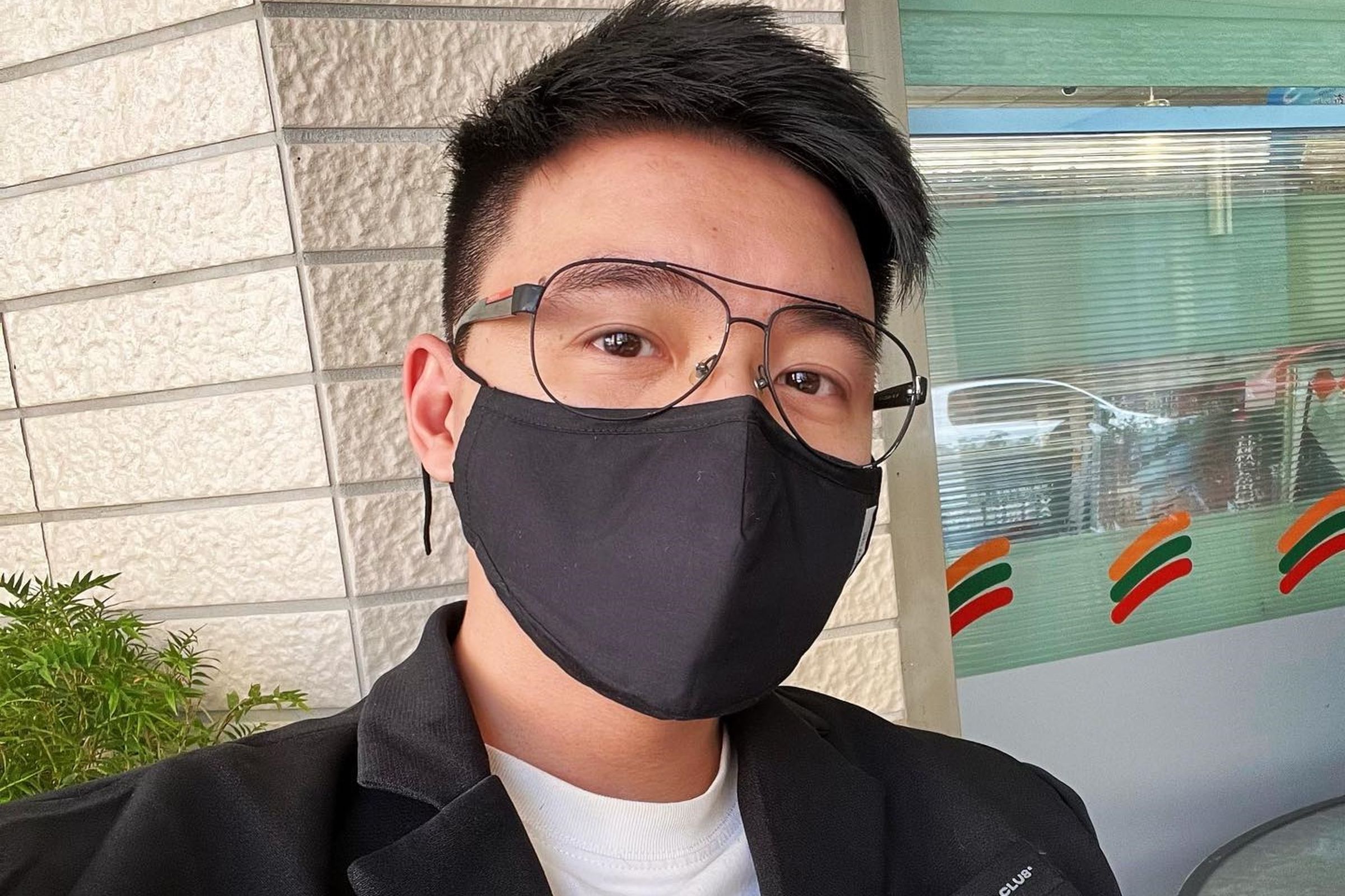 Toyz涉販賣大麻菸彈遭判刑後上訴,今出庭出示公益活動感謝狀,盼法官審酌後予以減刑。(翻攝自Toyz臉書)