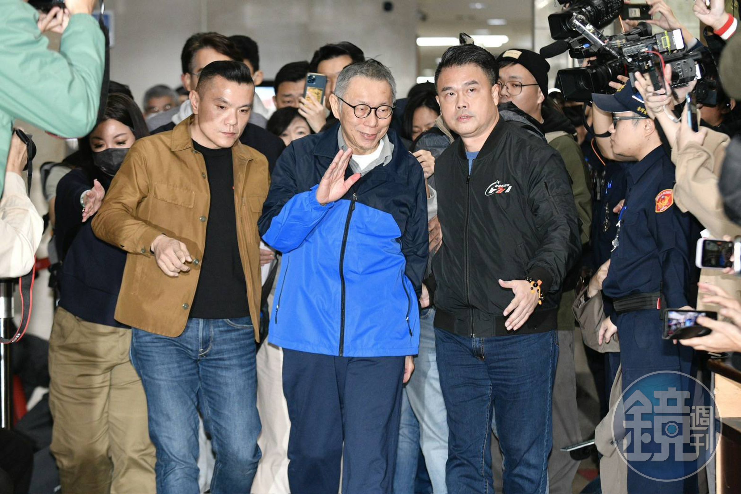 柯文哲在媒體簇擁下笑著走出地院。