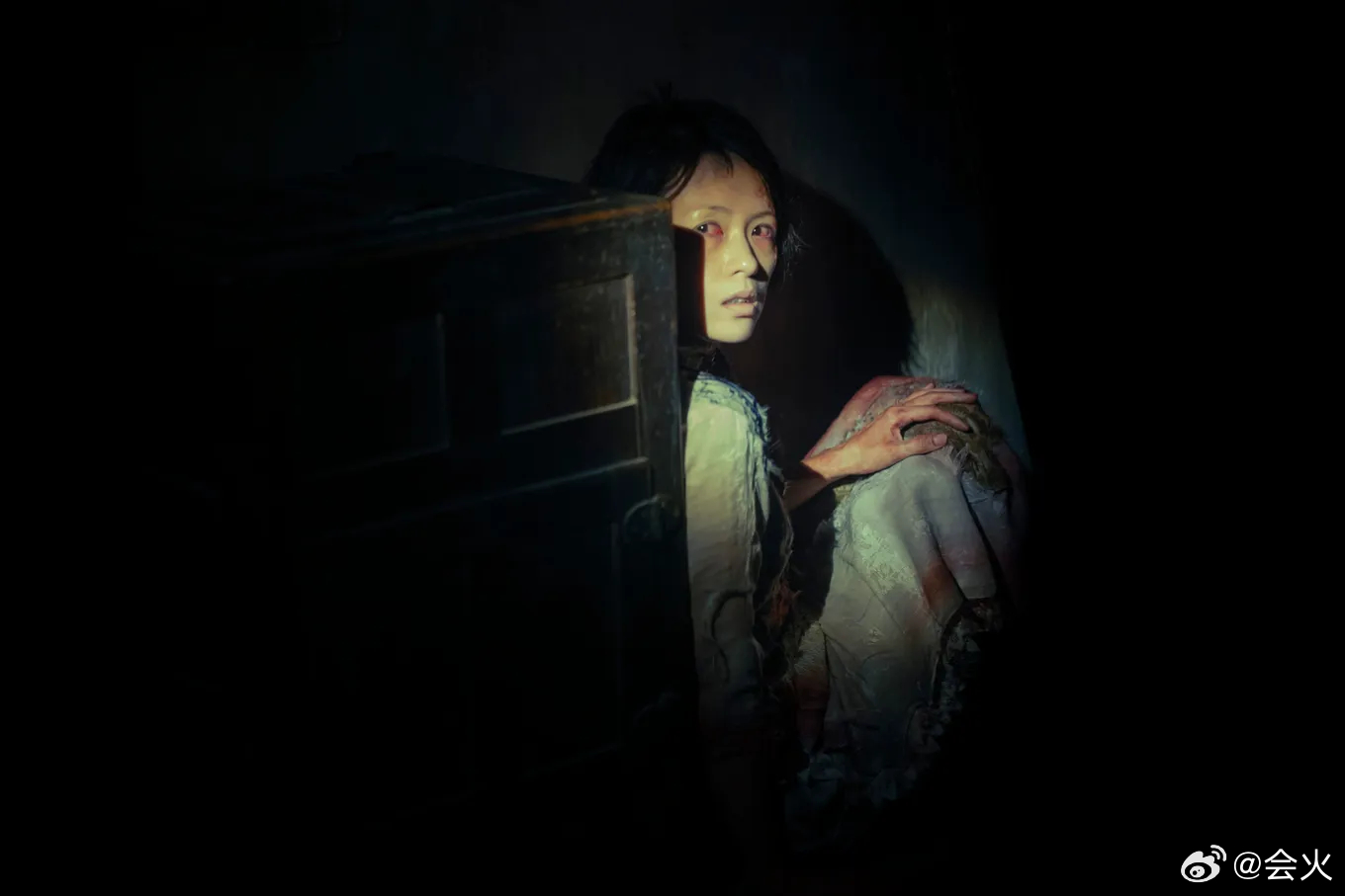 坎城影展官網曝光章子怡主演的《醬園弄》劇照,章子怡不愧兩岸三地三金影后,眼神非常有戲。(微博圖片)
