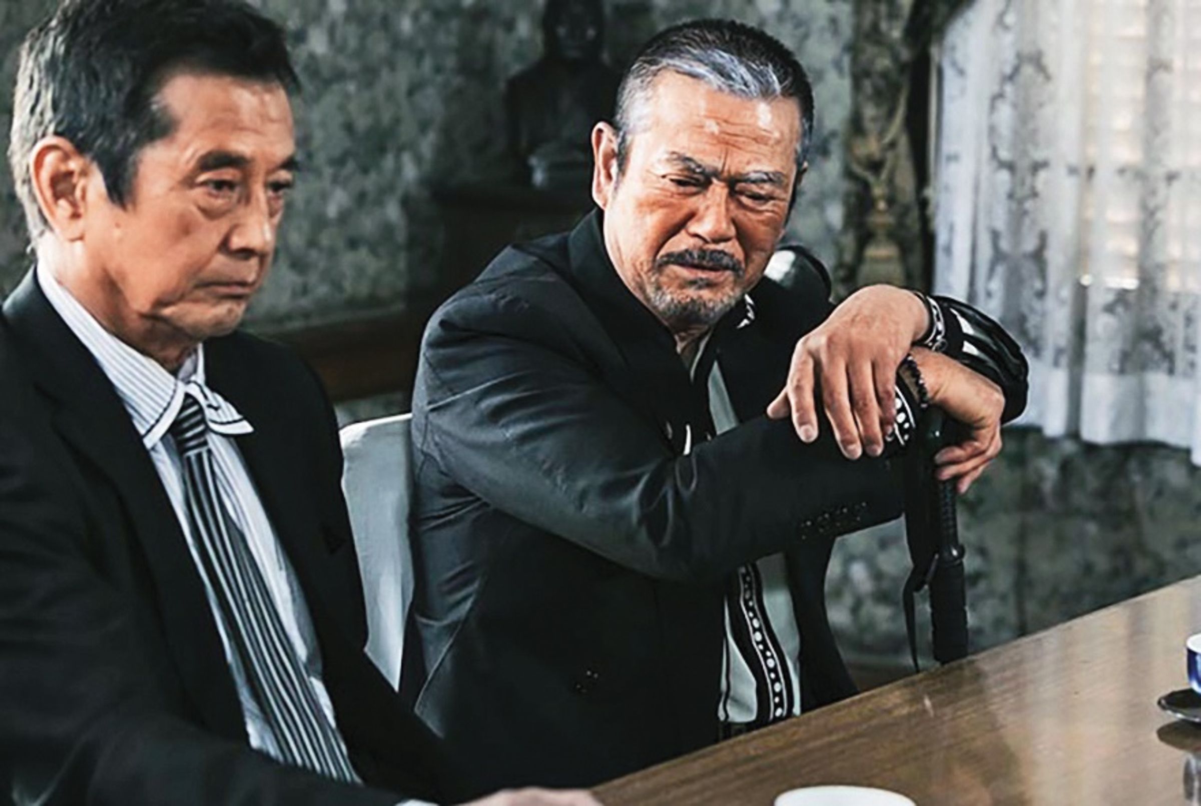 已故日本知名武打演員千葉真一(右)曾演出初代俠和會會長。(翻攝自BS12官網)
