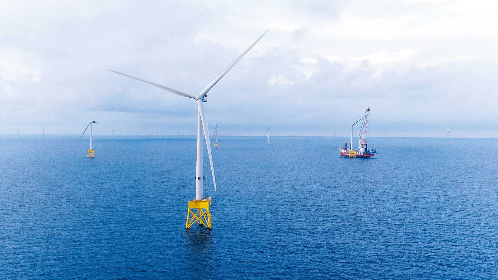 離岸風電不但為台灣淨零轉型帶來具體貢獻,在開發商全力協助下,還造就許多本土離岸風電供應商的崛起,創造成千上萬個優質的工作機會。(翻攝中能離岸風場官網)