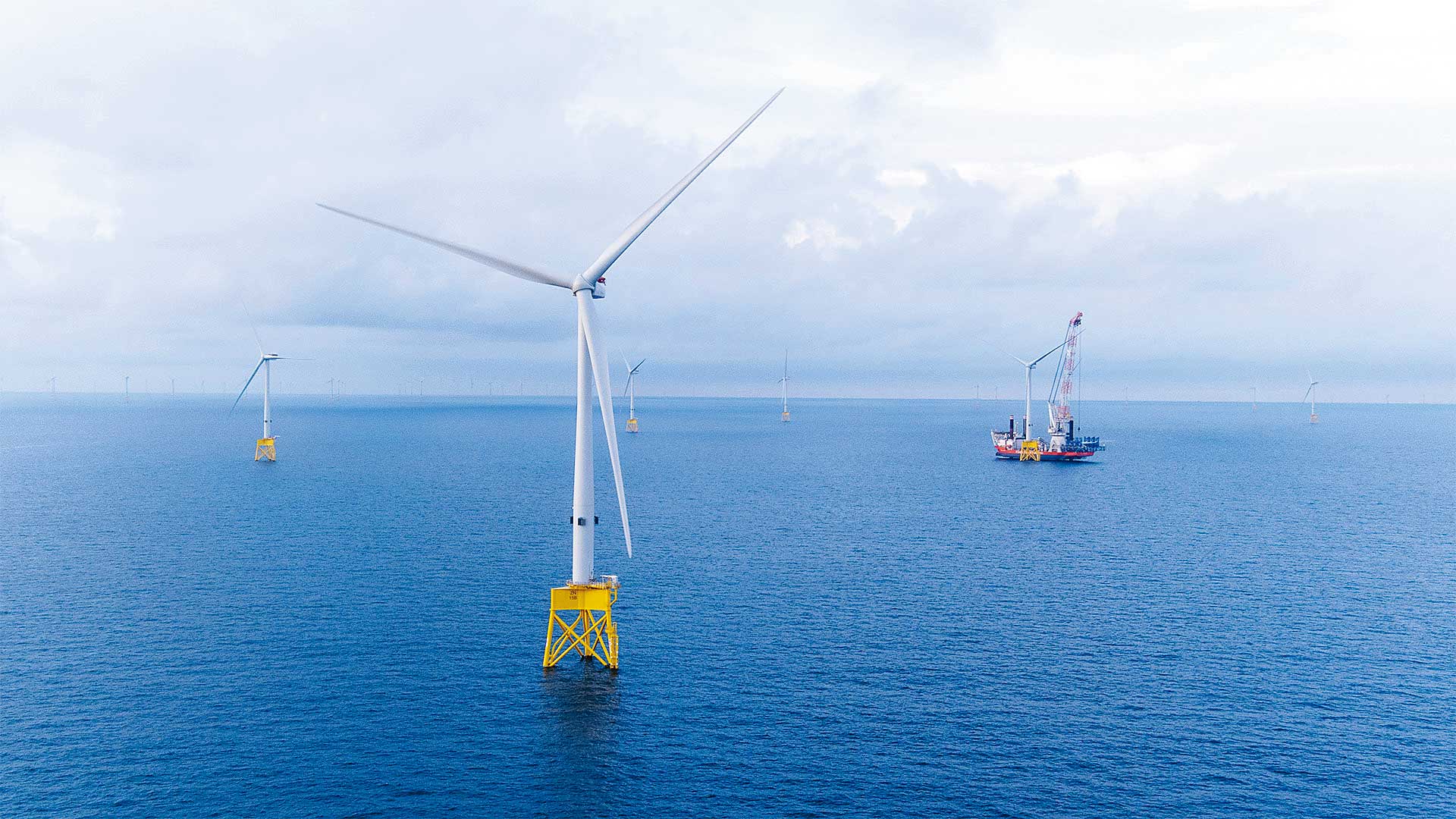 離岸風電不但為台灣淨零轉型帶來具體貢獻,在開發商全力協助下,還造就許多本土離岸風電供應商的崛起,創造成千上萬個優質的工作機會。(翻攝中能離岸風場官網)