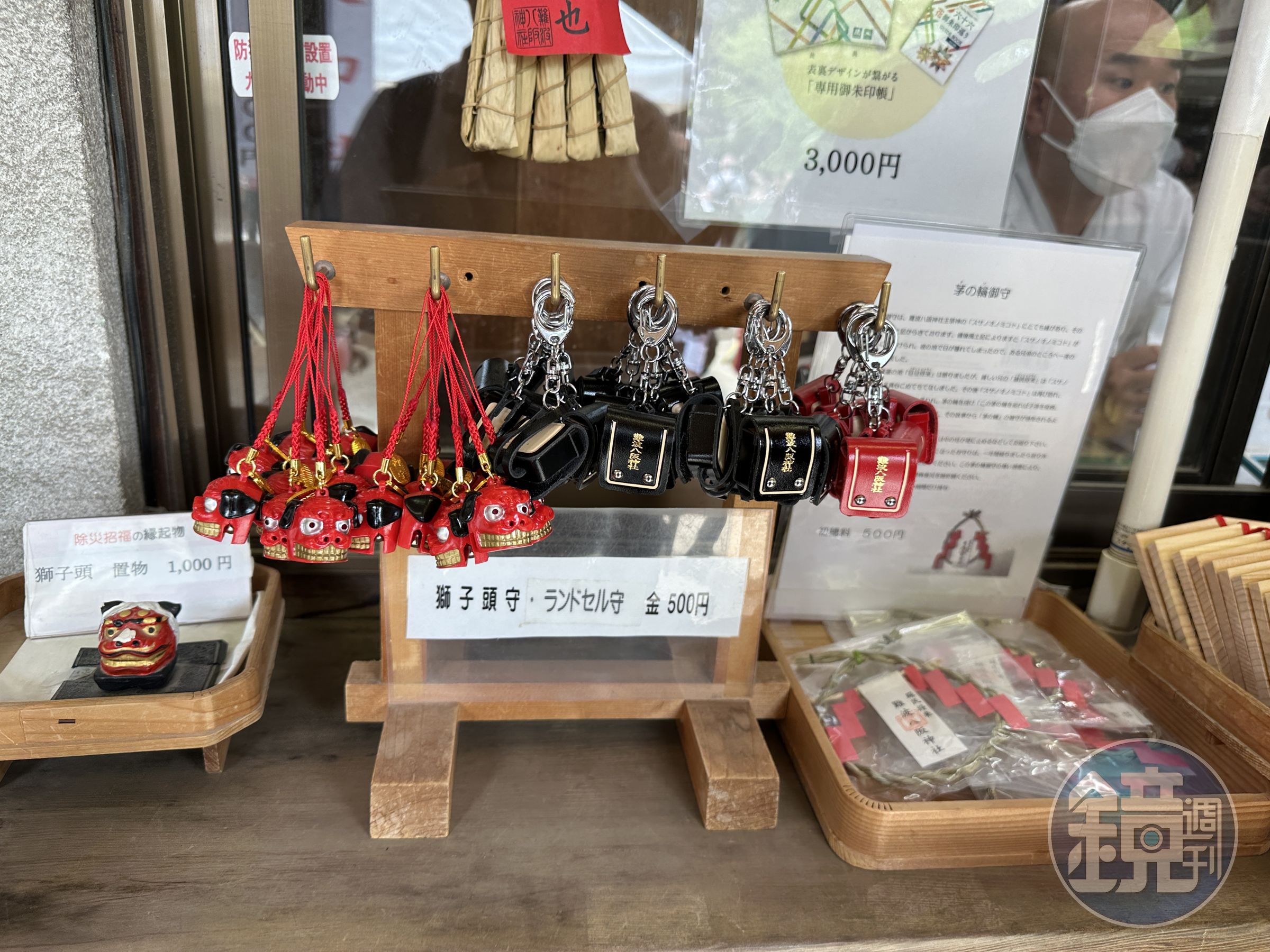 社務所還有販售獅子頭造型和書包造型的御守。