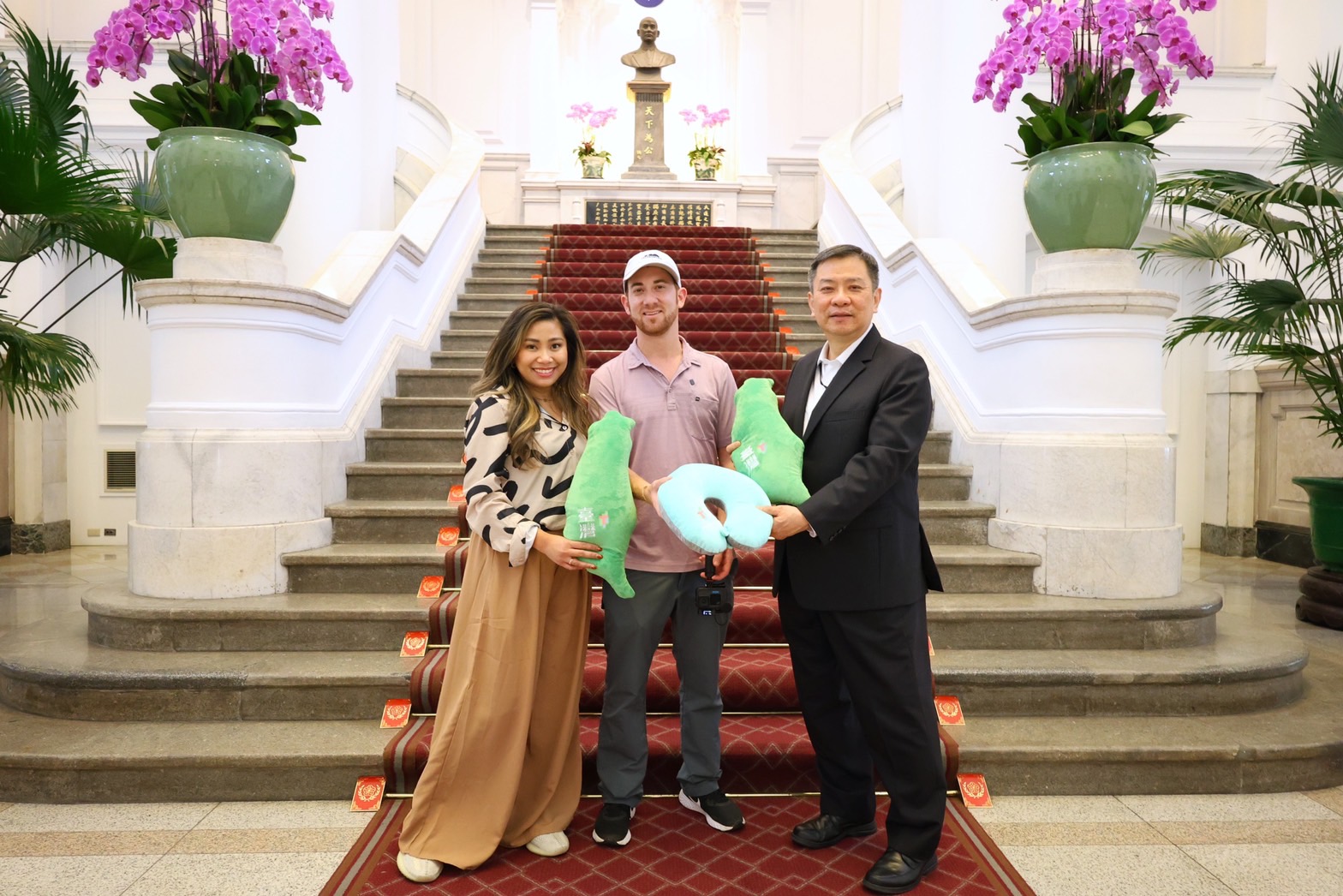 美國百萬網紅Drew（中）與妻子成為來去總統府住一晚最新來賓。（文總提供）