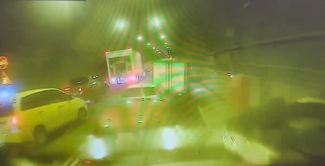 肇事砂石車當下未煞車，造成17輛大小車撞成一團。（翻攝畫面）