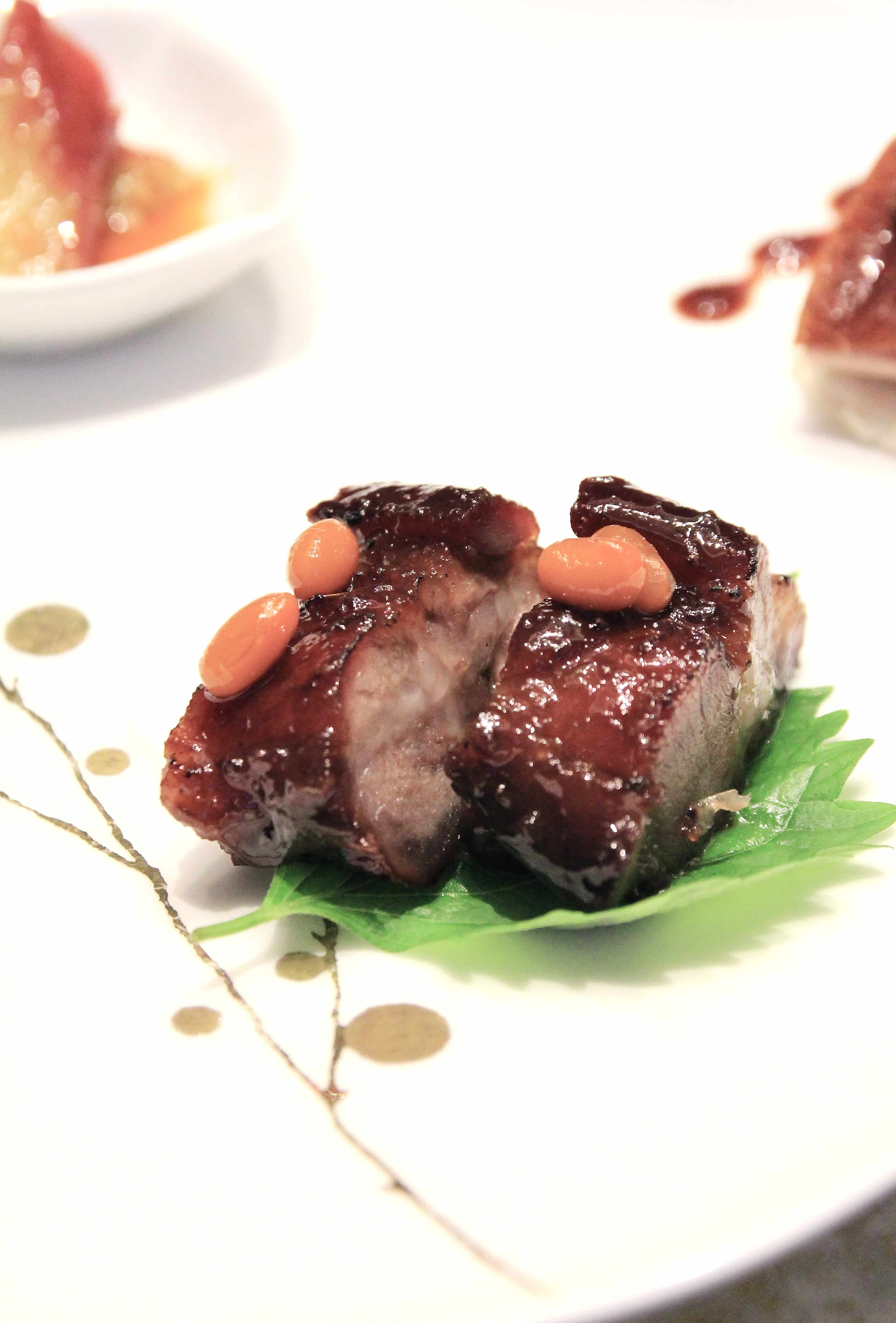 「蜜餞西班牙黑毛豬叉燒」入口立即感受到帶甜的油脂細膩逼人，肉質軟嫩無腥。（288港幣／份，約NT$1,199）