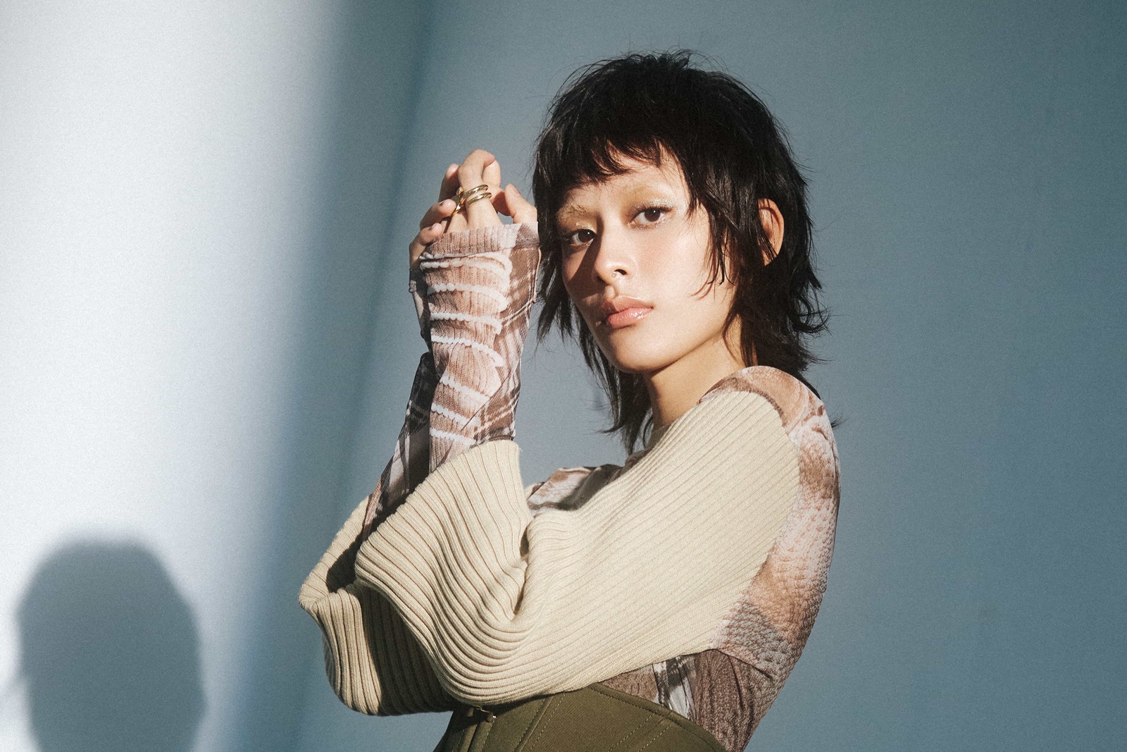 新人JUD陳泳希為NETFLIX影集《愛愛內含光》量身打造的主題曲〈相濡以沫〉。（華研國際提供）