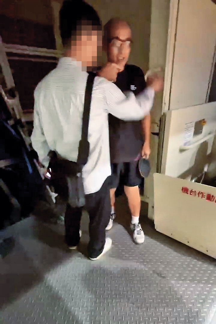 鄭貞茂（右）為躲避Ａ夫（左）質問，狼狽落跑，最後被對方「壁咚」攔下。（讀者提供）