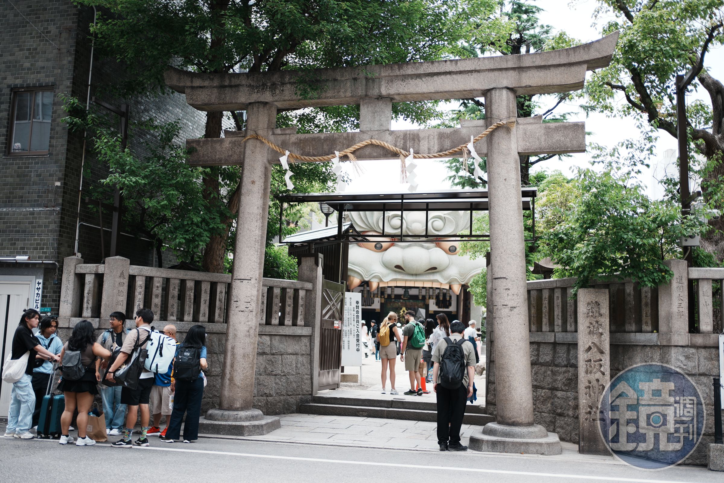 難波八阪神社位在大阪難波車站,走路約10分鐘內的距離。