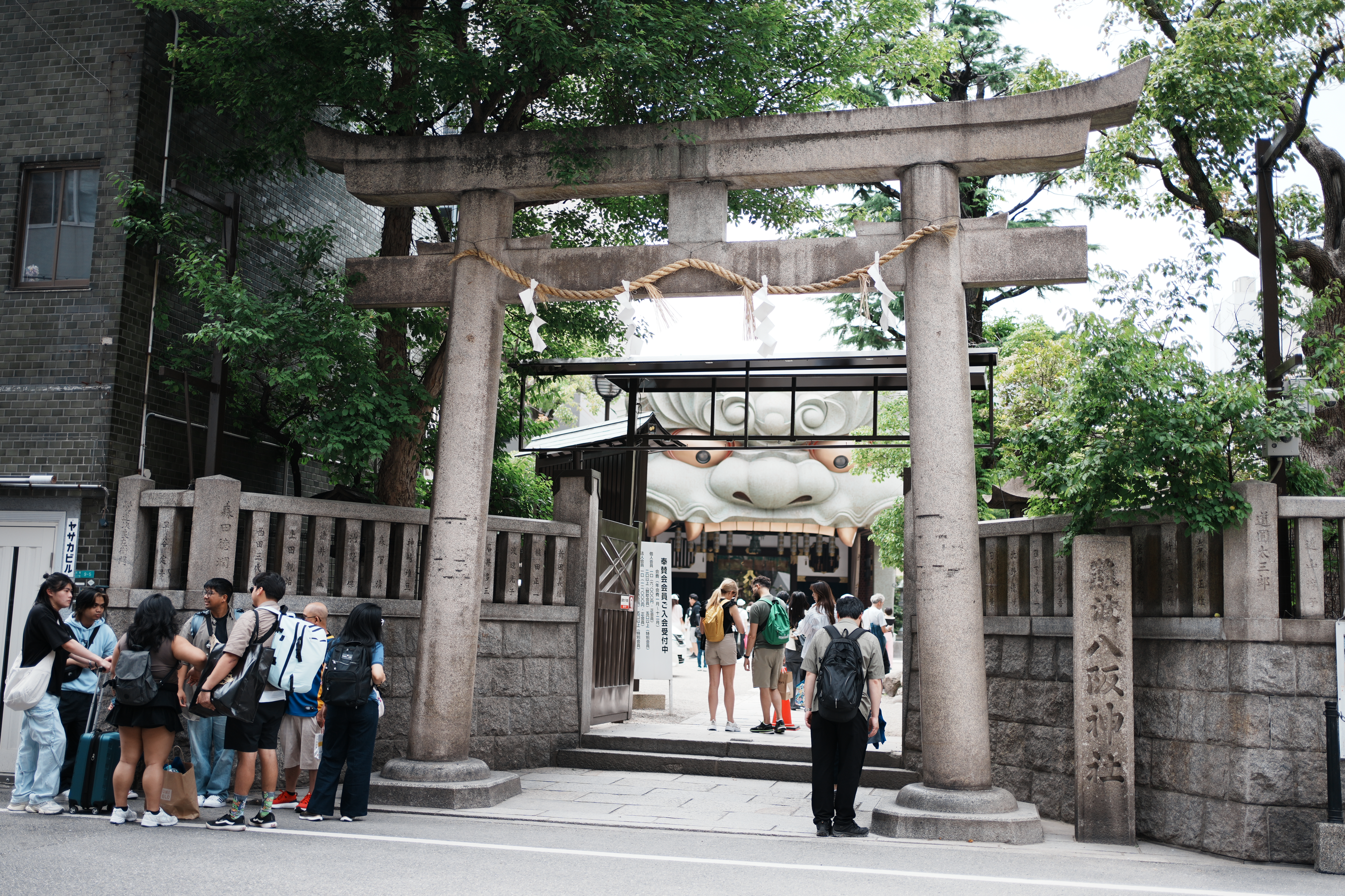 難波八阪神社位在大阪難波車站,走路約10分鐘內的距離。