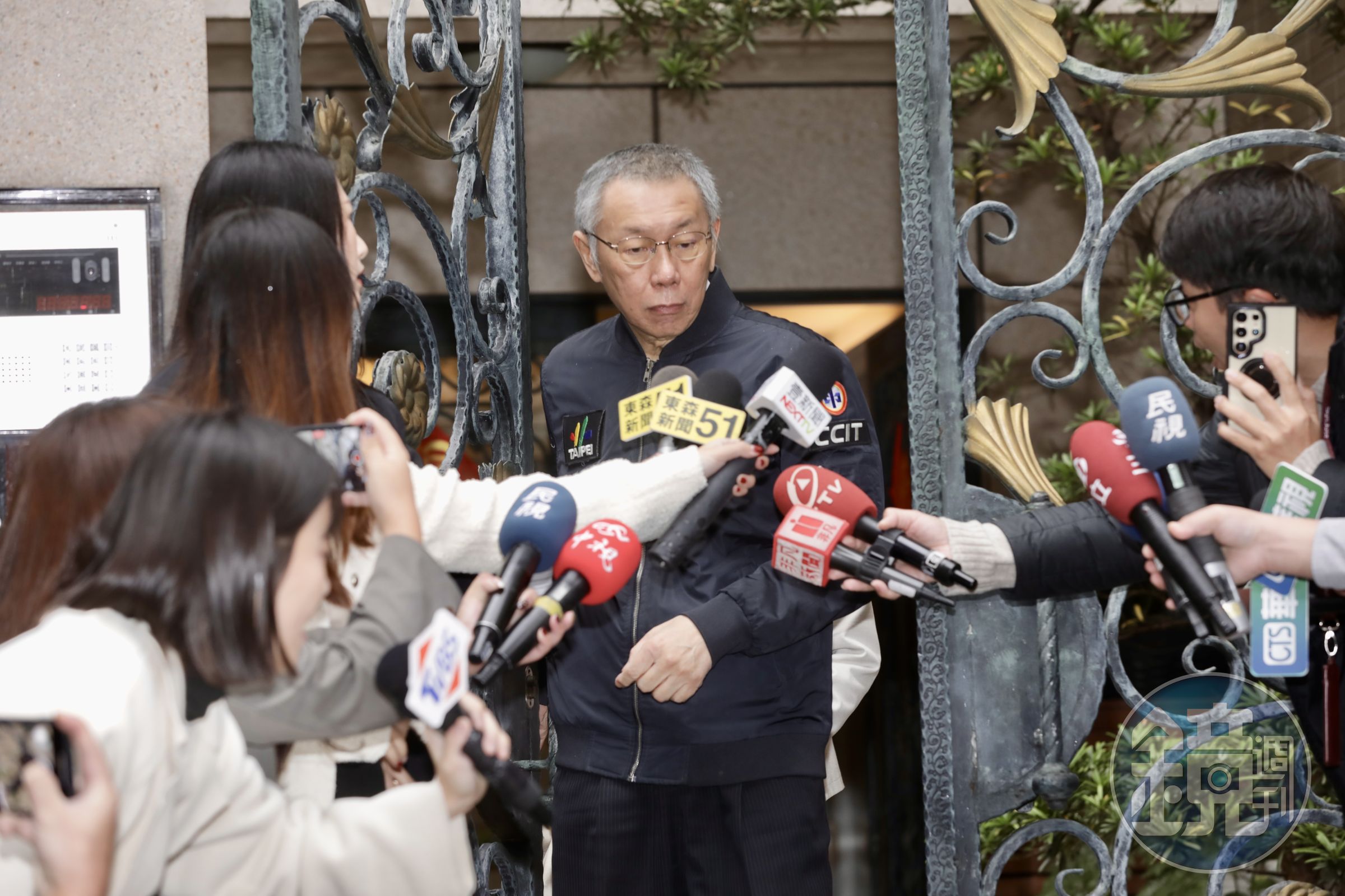 北院裁定柯文哲以7,000萬元交保，不過須配戴電子腳鐐監控。