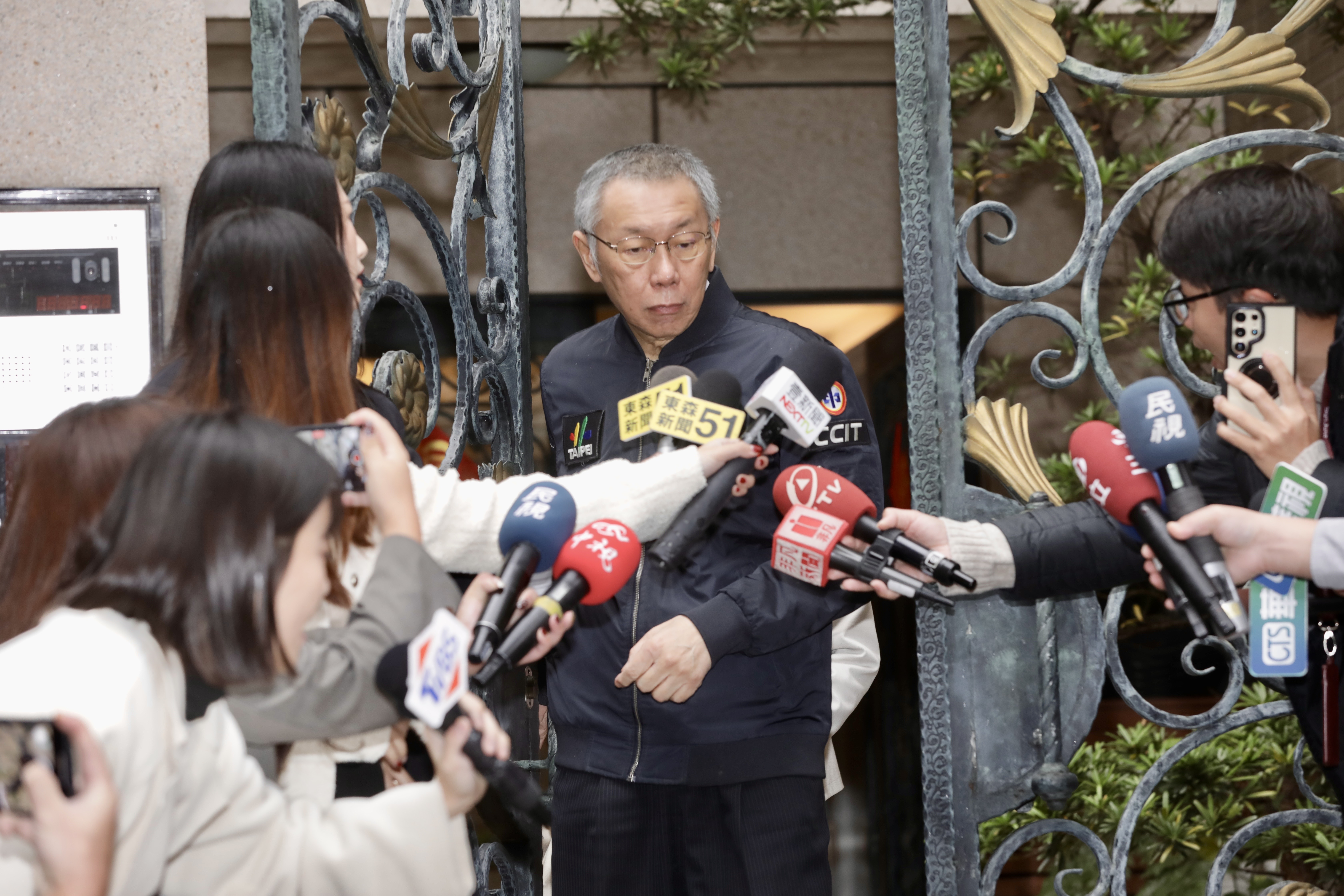 北院裁定柯文哲以7,000萬元交保，不過須配戴電子腳鐐監控。