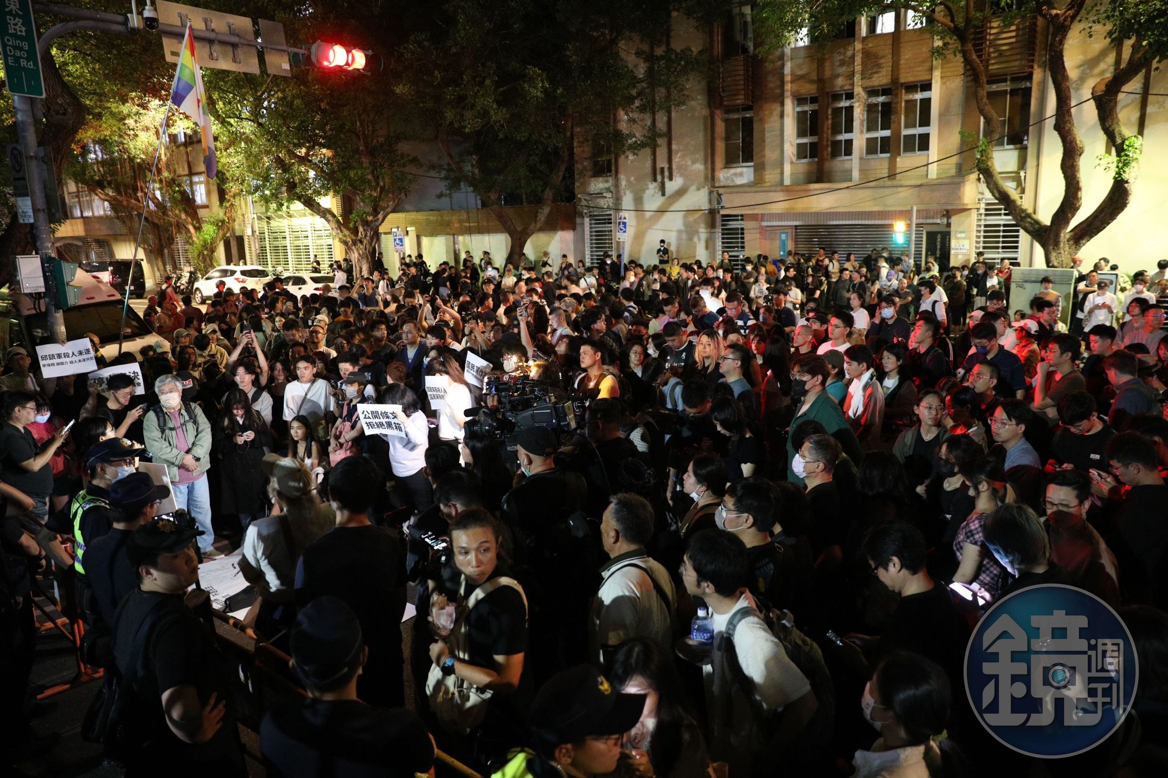 立法院青島東路側門外,開始有民眾、學生集結