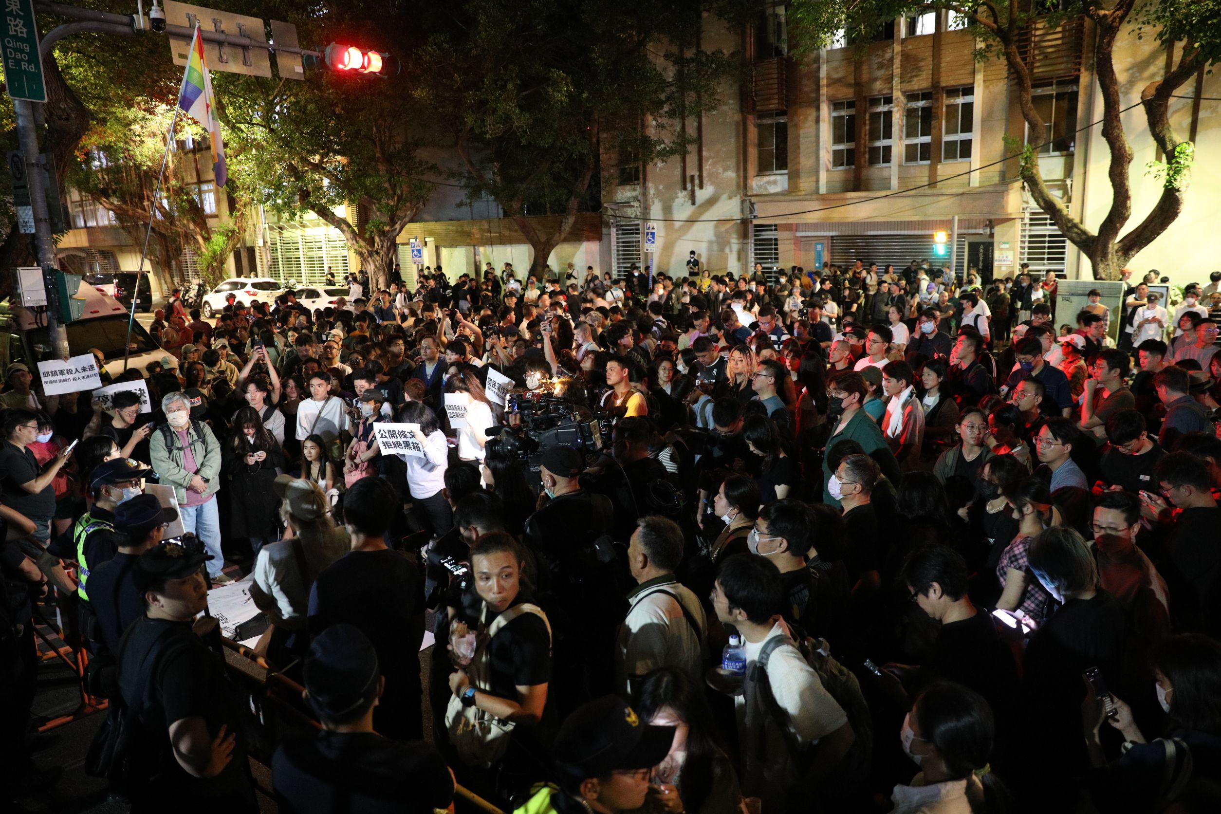 立法院青島東路側門外，開始有民眾、學生集結